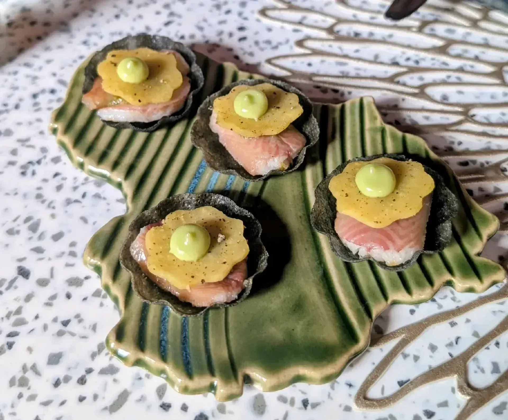 Majonezas su gelvės aliejum, marinuotas burokelis, parūkytas ungurys, pesto, kuk