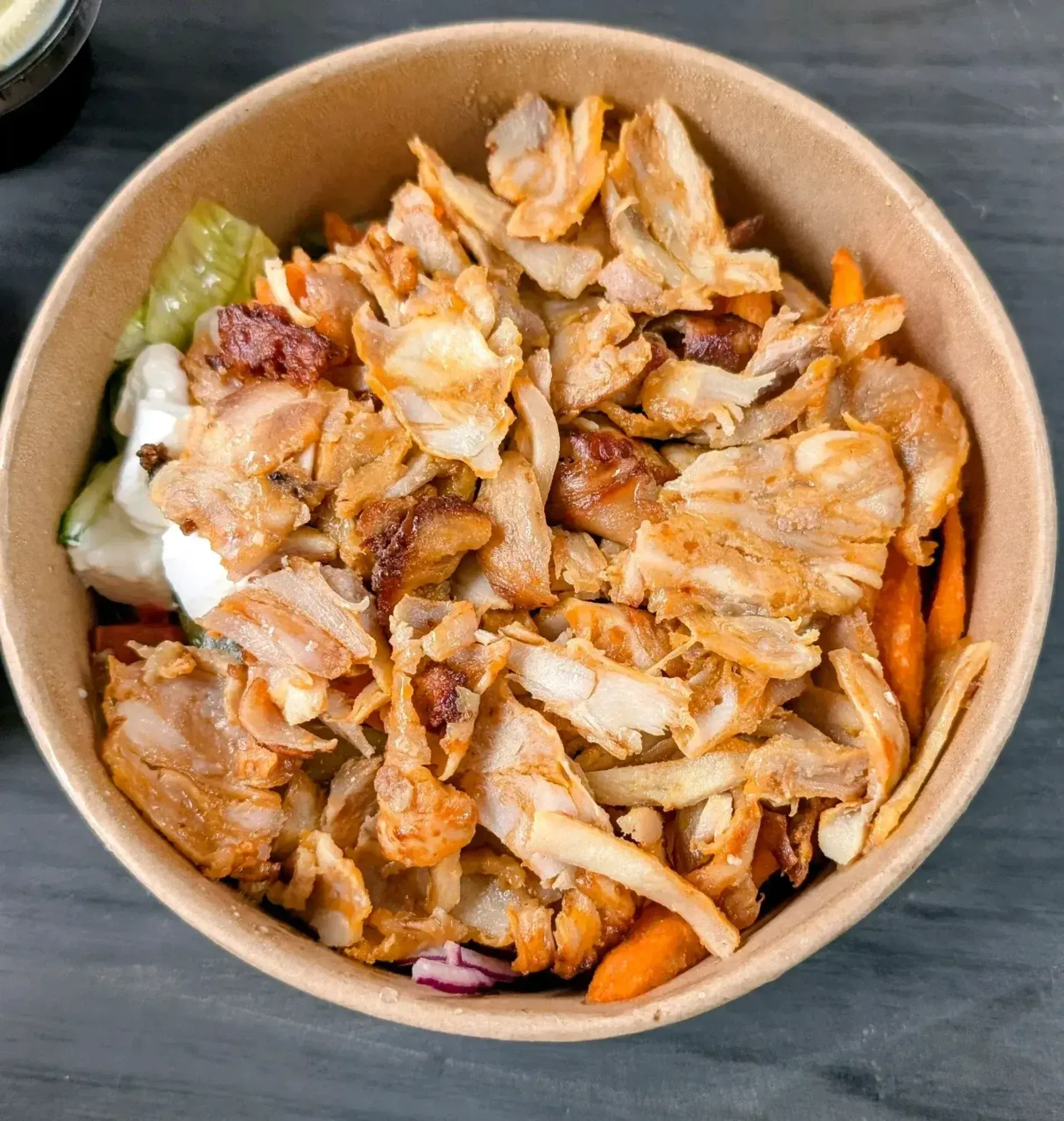 Nu čia absoliučiai komedijos vertas terminas - "kebabo bowlas".
Salota, pomidora