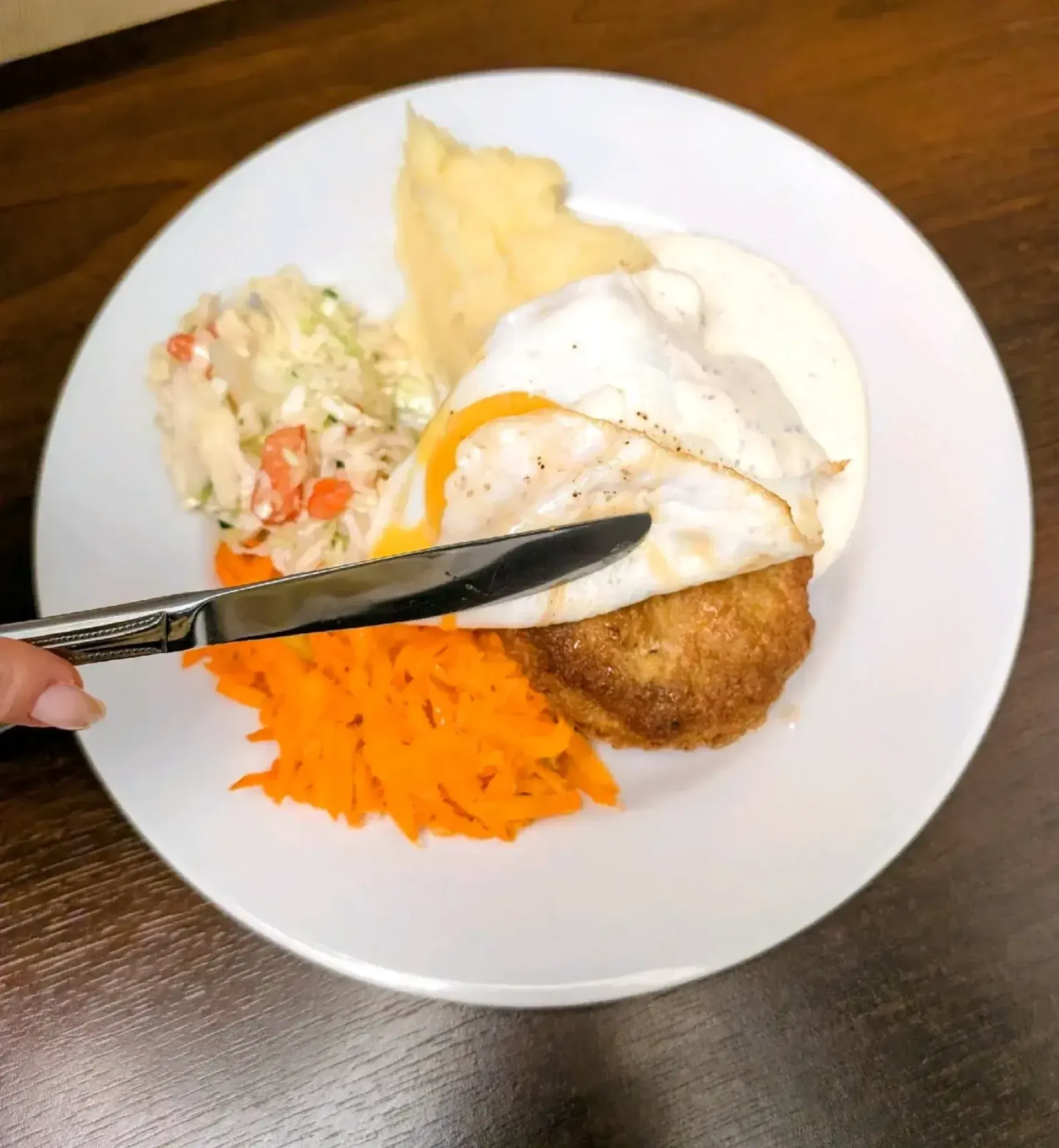 Visų pirma. Kas tas BiFŠteksas? Guglė sakė "beefsteak" bet tada kodėl ant jo kia