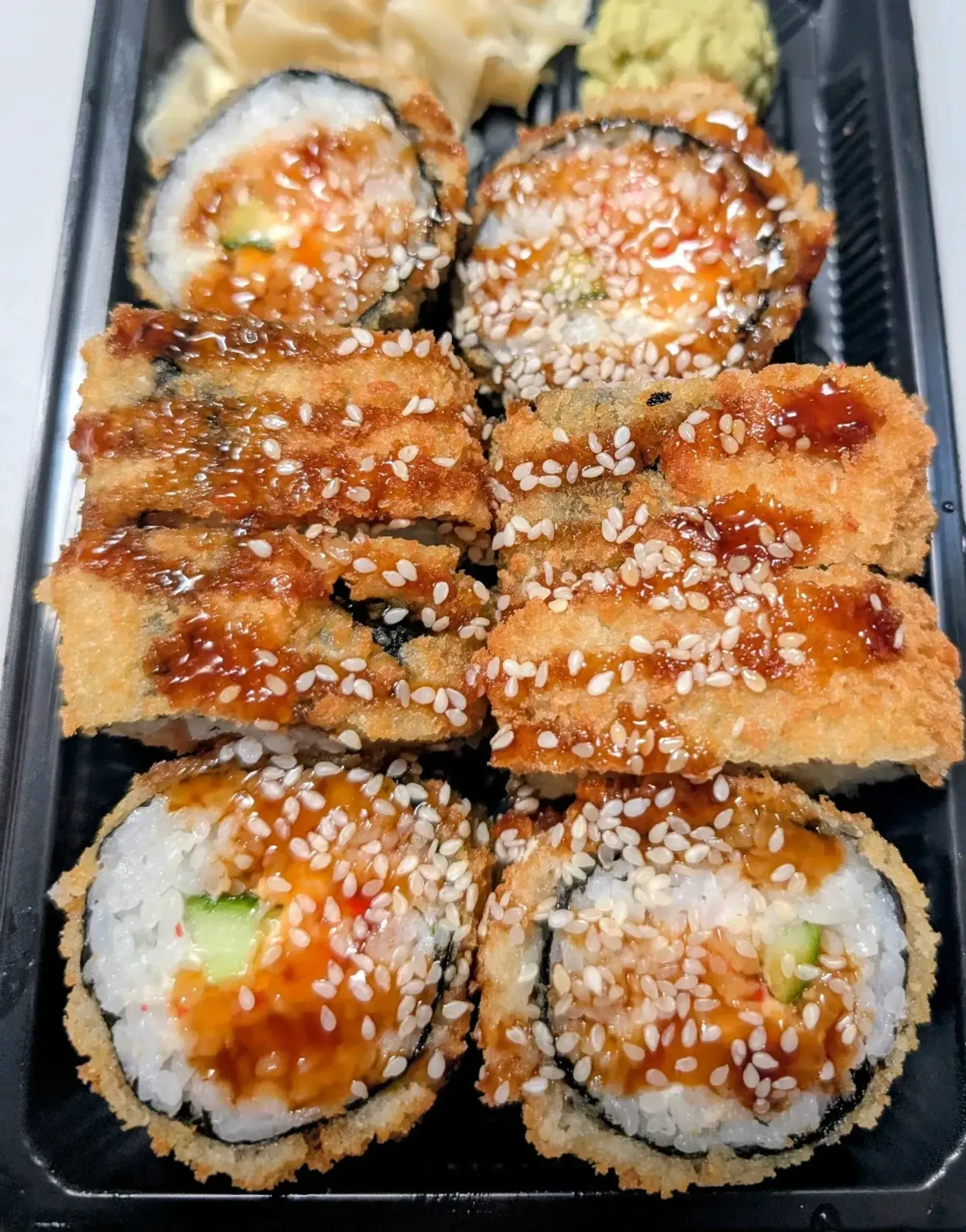 Pradėkim nuo to, kad sushiai buvo kotletuko dydžio. Čiaumojau pilnais žabtais, b