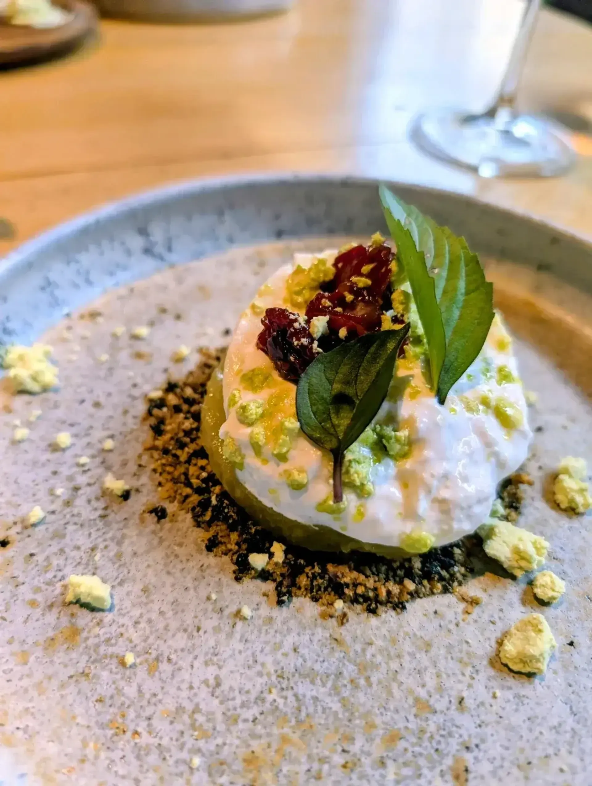 Burrata, alyvuogių žemė, džiovintas baziliko aliejus.
O sole mio. Pradėsiu nuo t