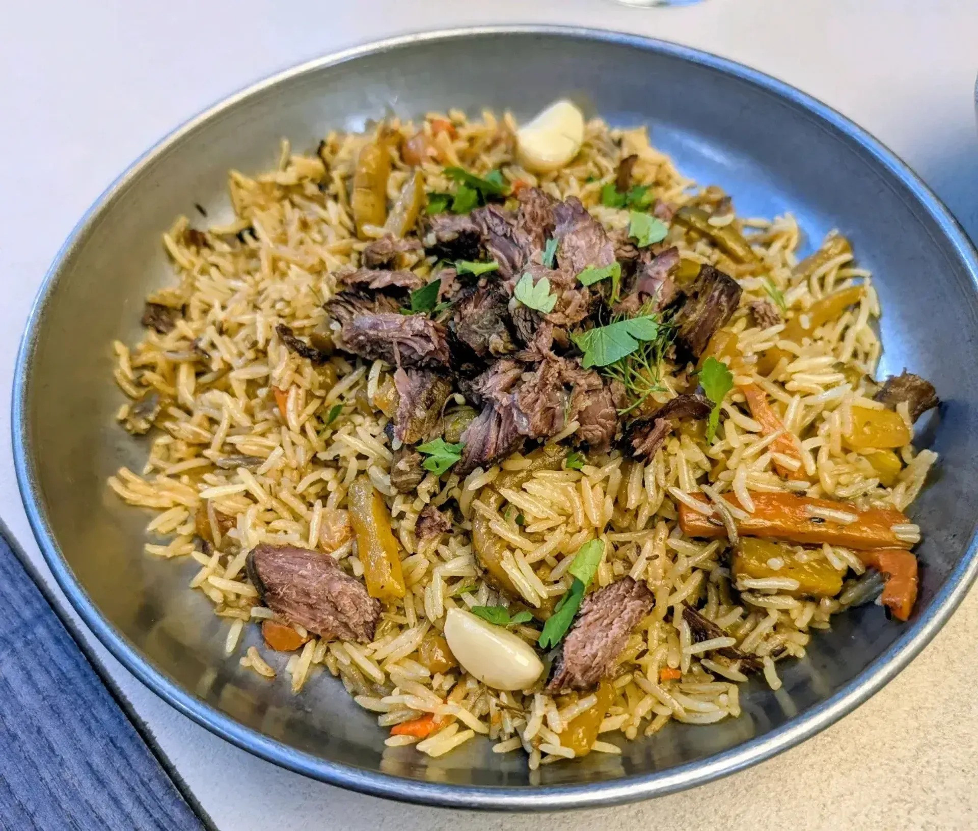 Ryžių simfonija ir jautiena, morkos, raugerškis, česnakai, paprika ir geras, bet