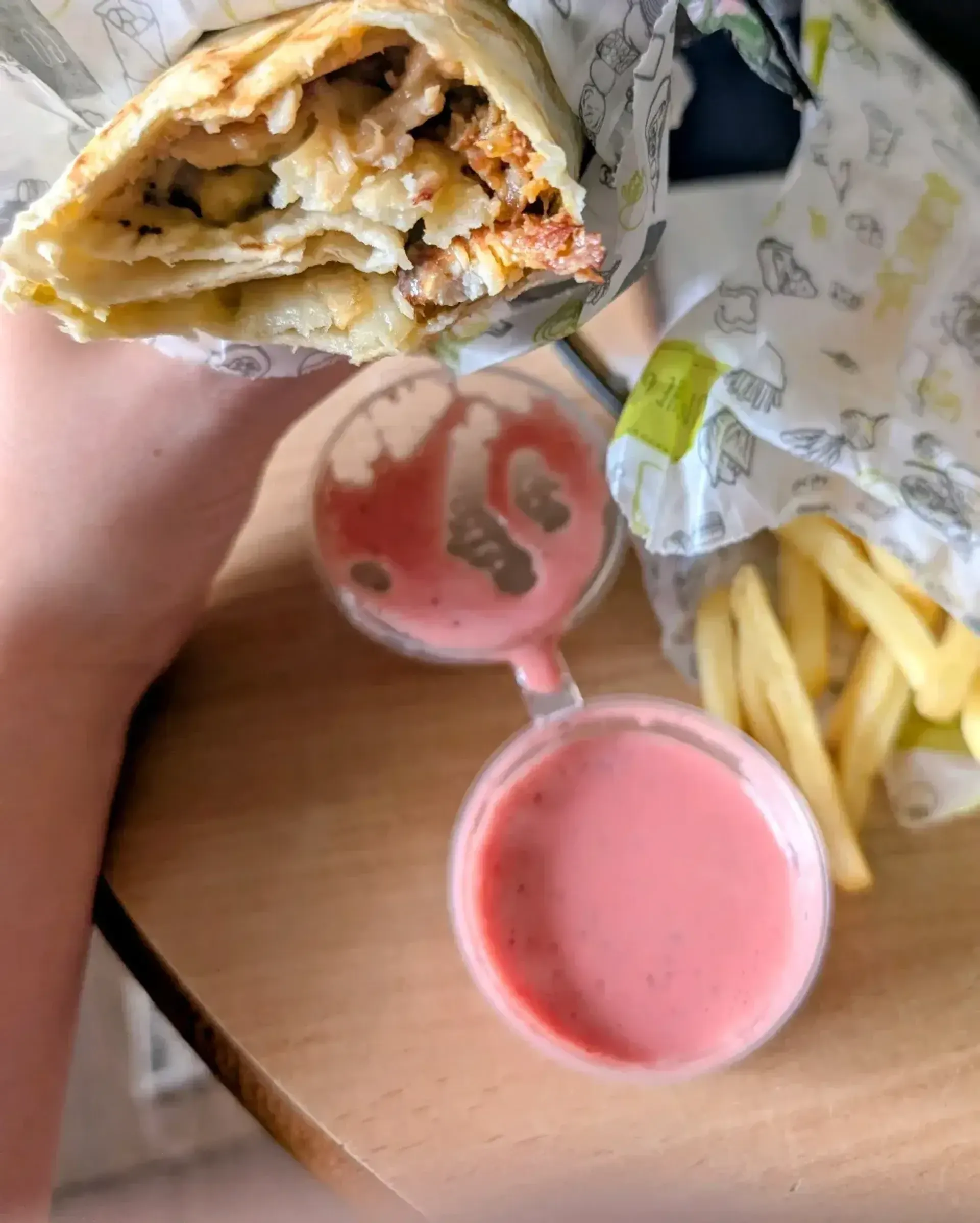 Užsisvajojusi apie užsienietiškas shawarmas pasiėmiau vieną su granatų melasom.