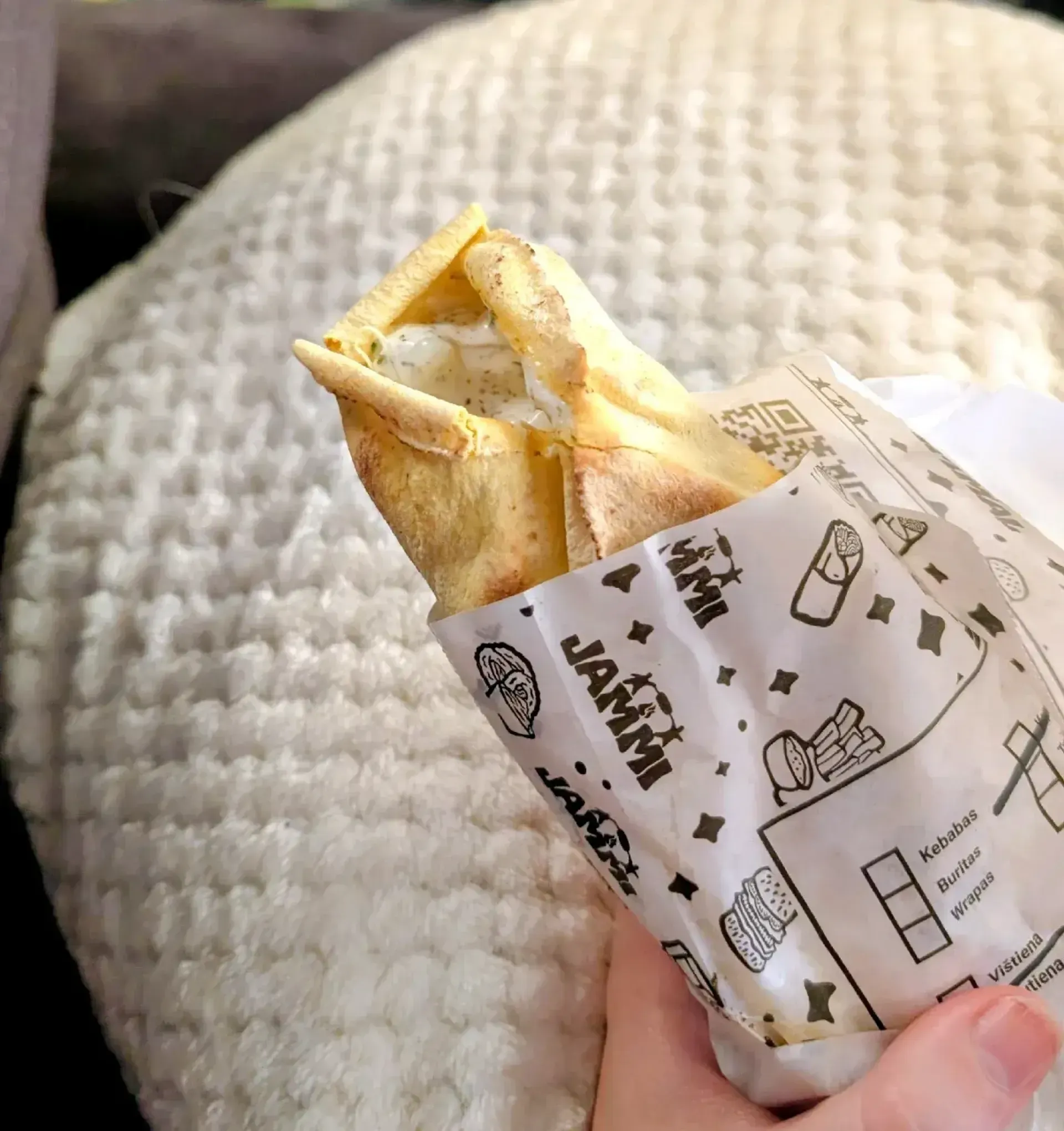 Čia buvo kebabas.
Nieko daugiau nesugalvoju ką pasakyt.
Jammi kebabo skonio. To