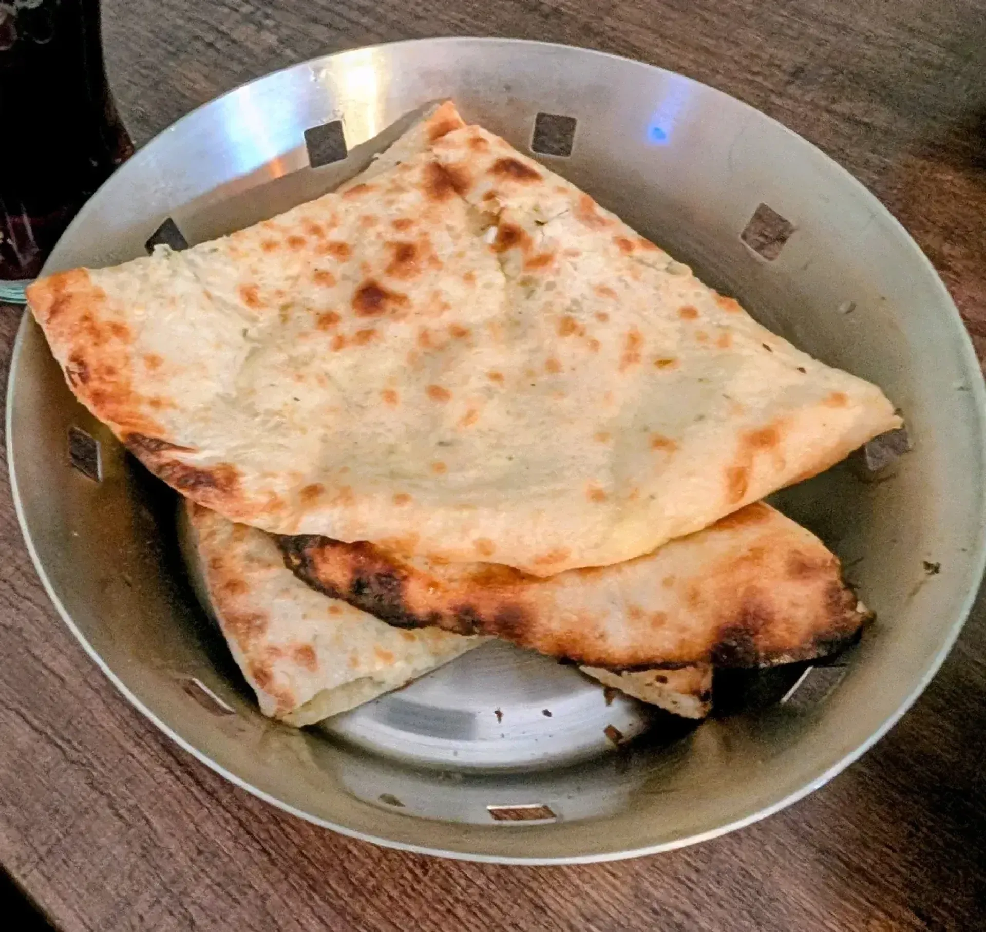 Viskas su sūriu yra geriau. Naan irgi.
Jei rinktis tarp paprasto ir su sūriu - i