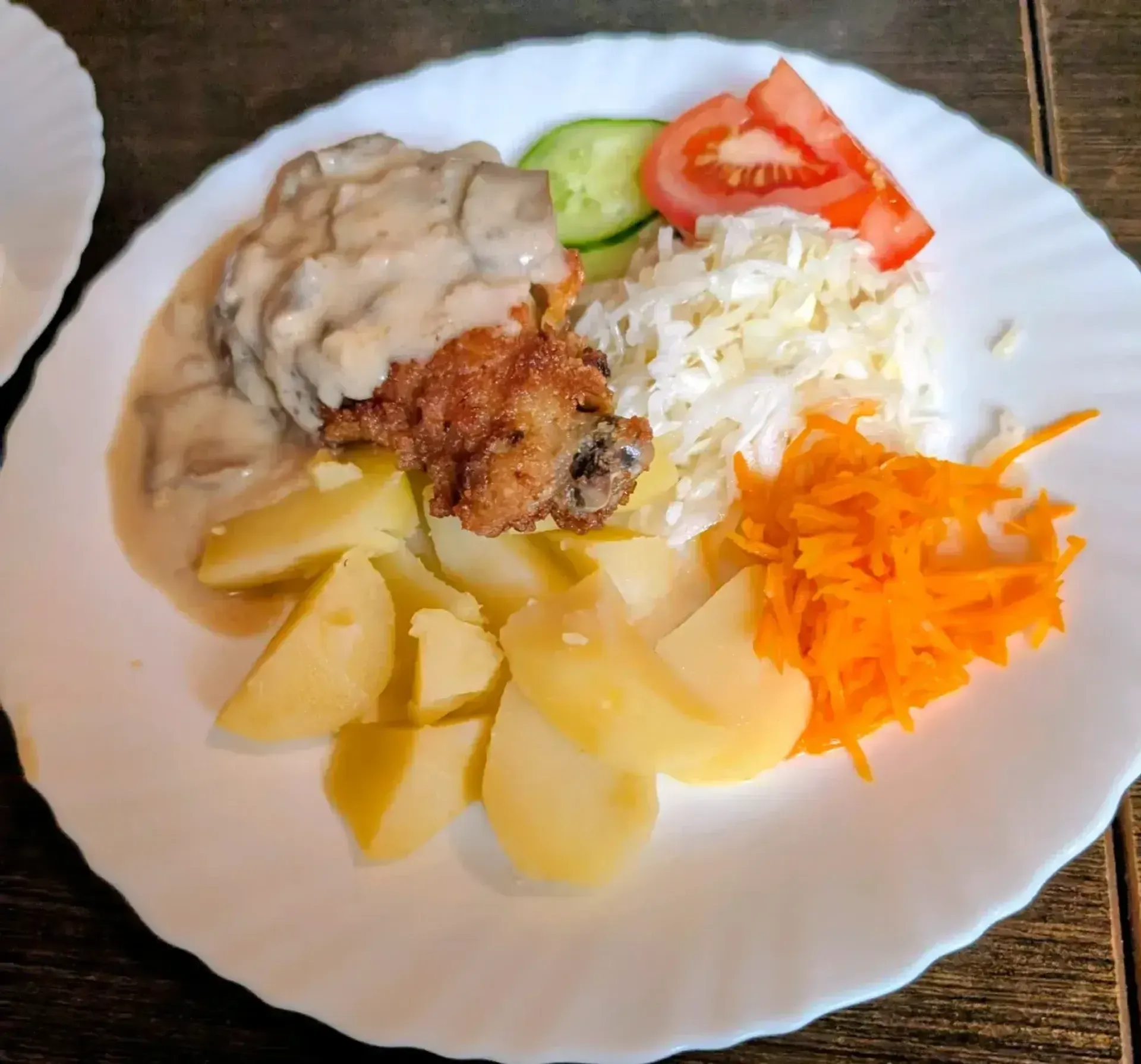 Prie kasos sakau:
- Kuom ji įdaryta?
- Vištiena.
- Vištienos šlaunelė įdaryta vi