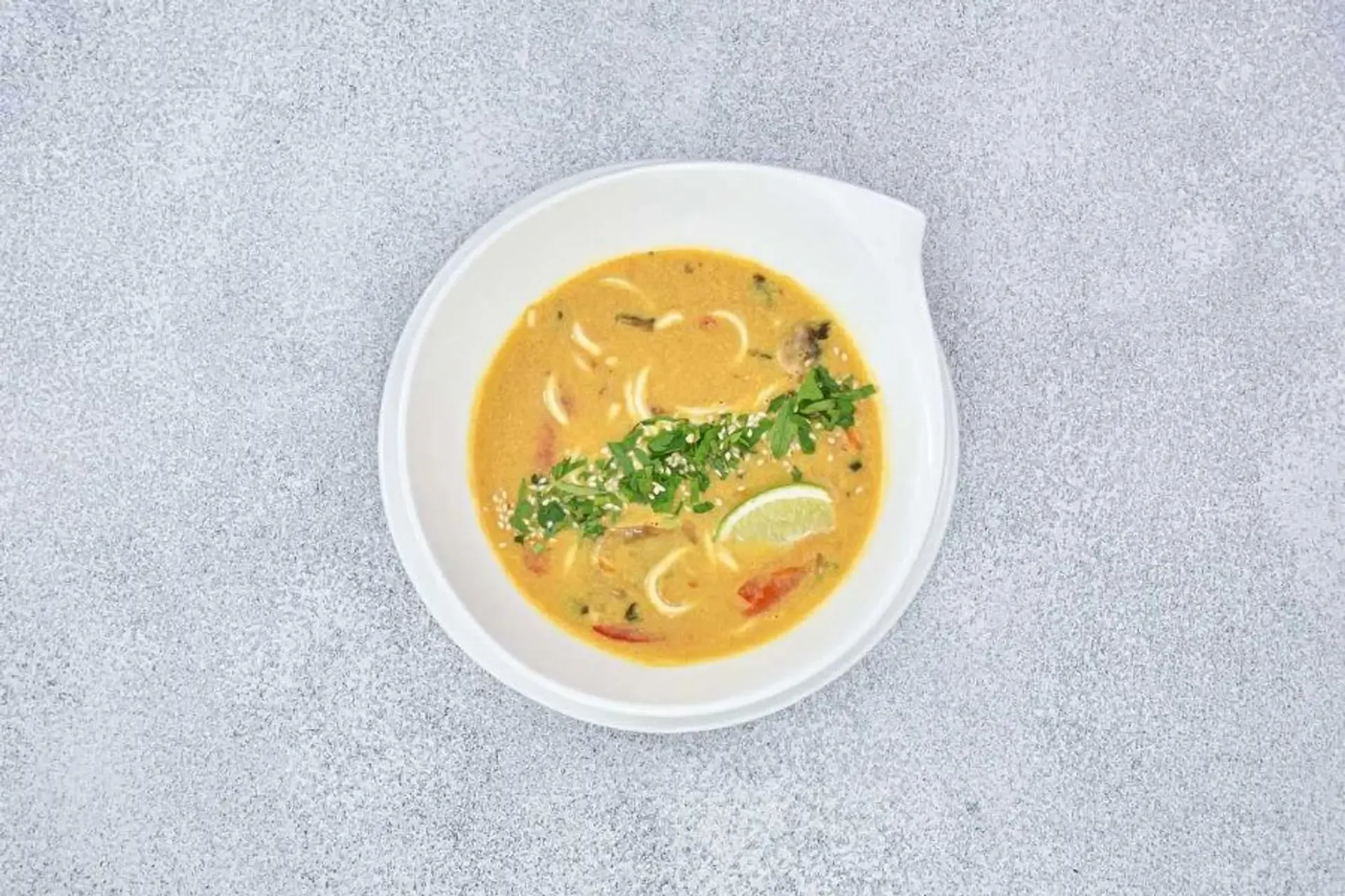 Wok kokosų pieno ir kario sultinys