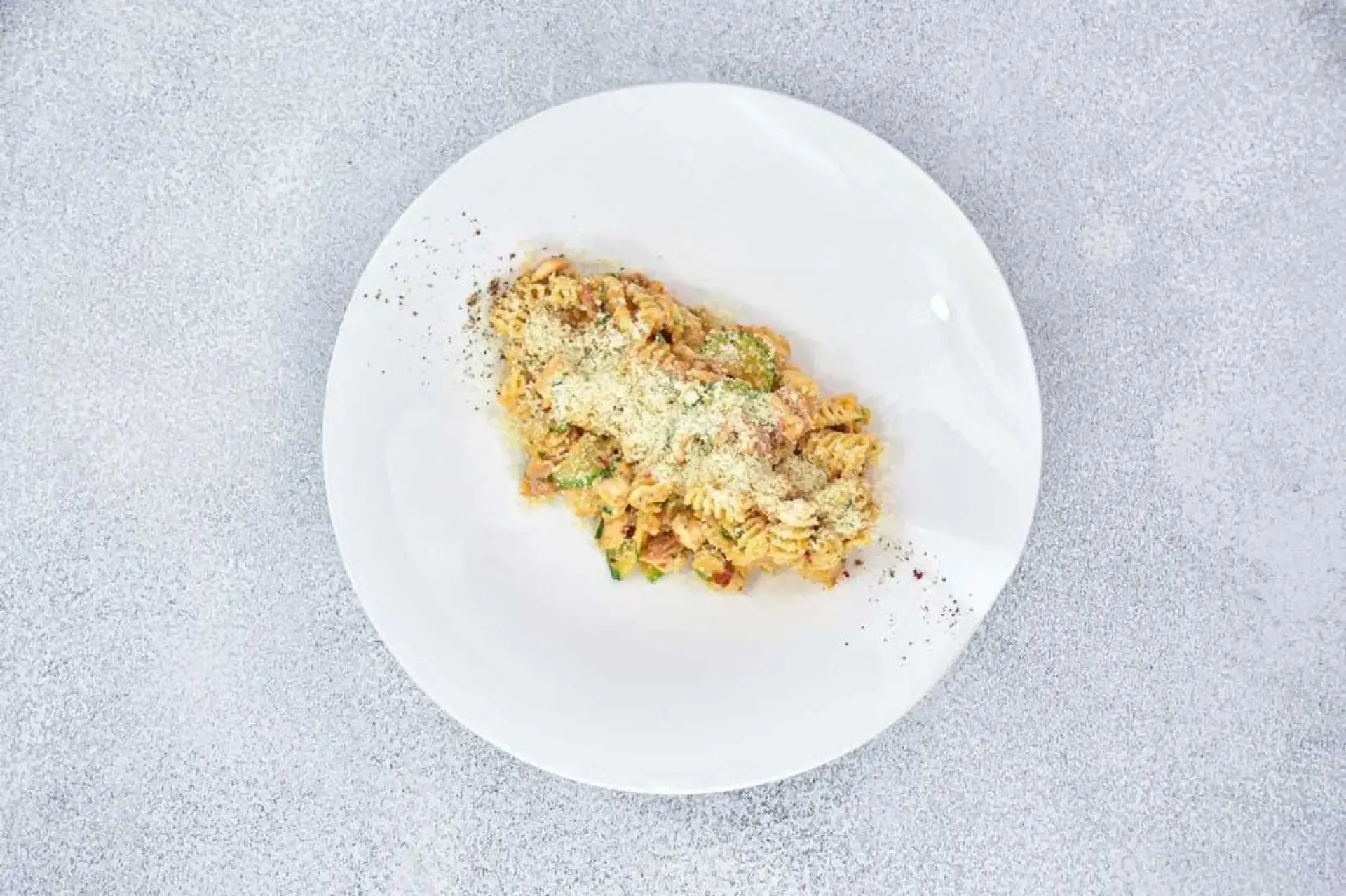 Pasta su vištiena, nduja ir Carbonara padažu