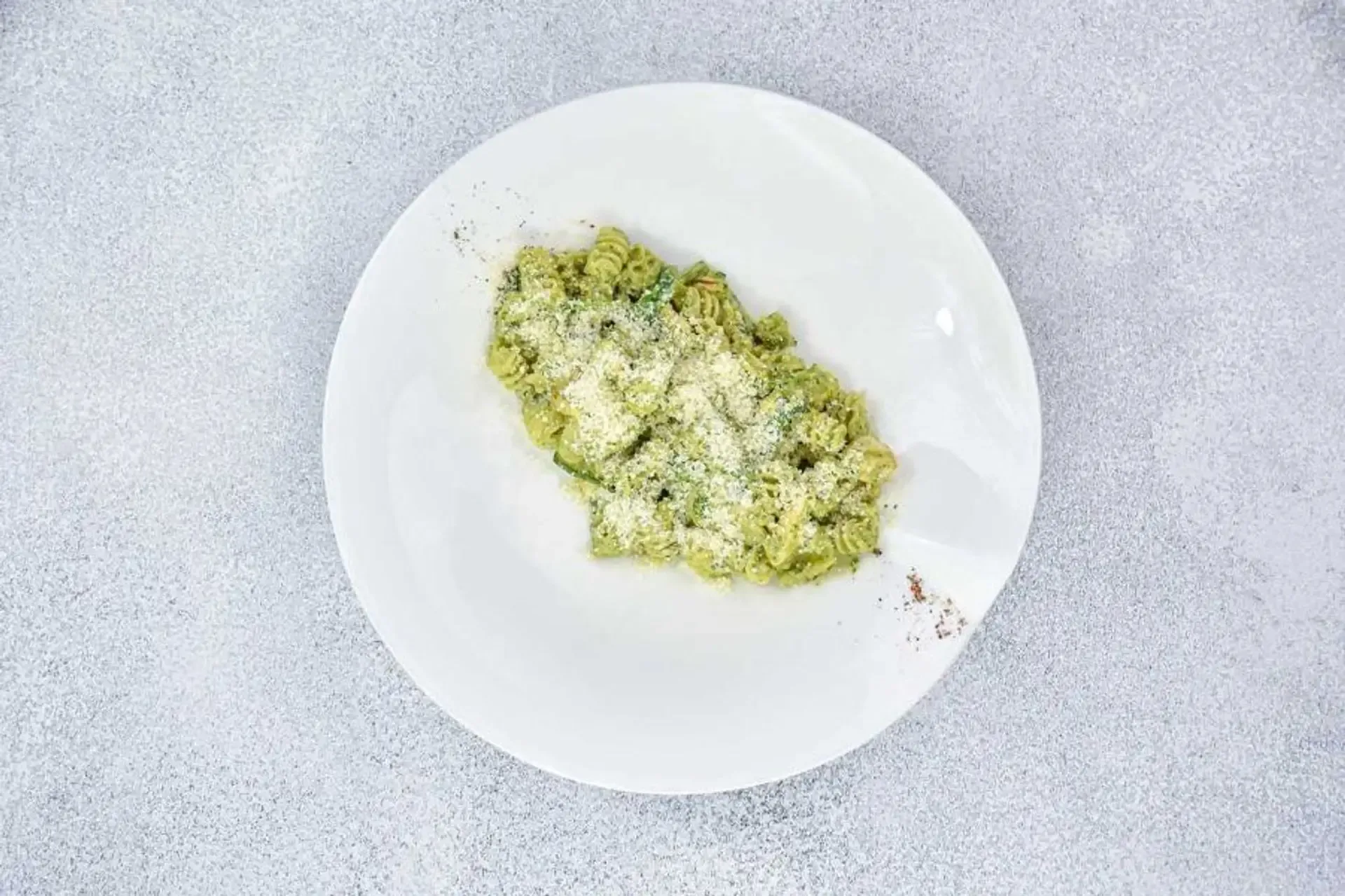 Pasta su vištiena ir grietinėlės-bazilikų pesto padažu