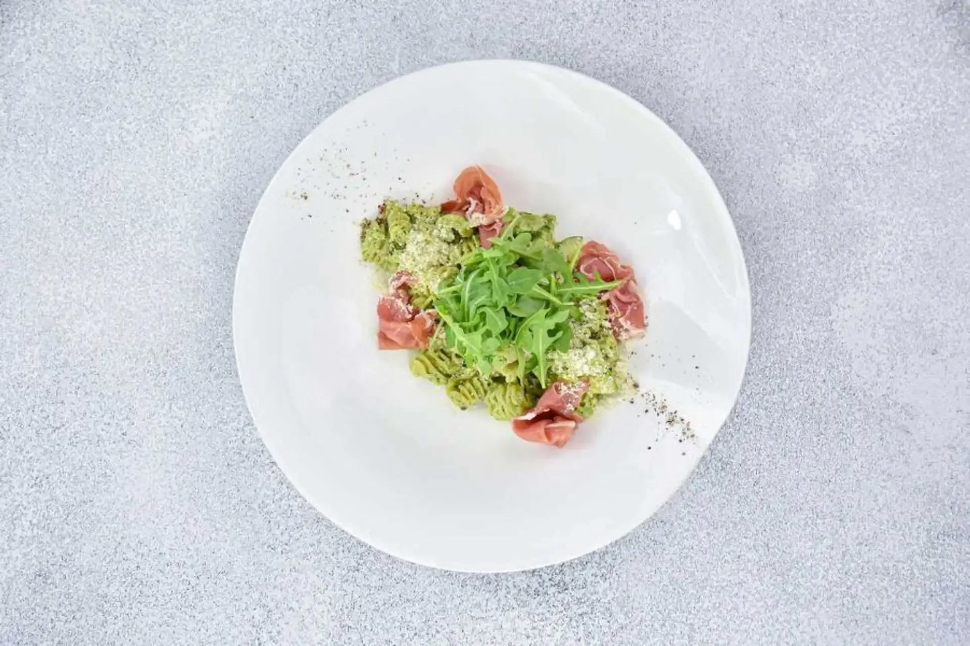 Pasta su Serano kumpiu ir grietinėlės - bazilikų pesto padažu