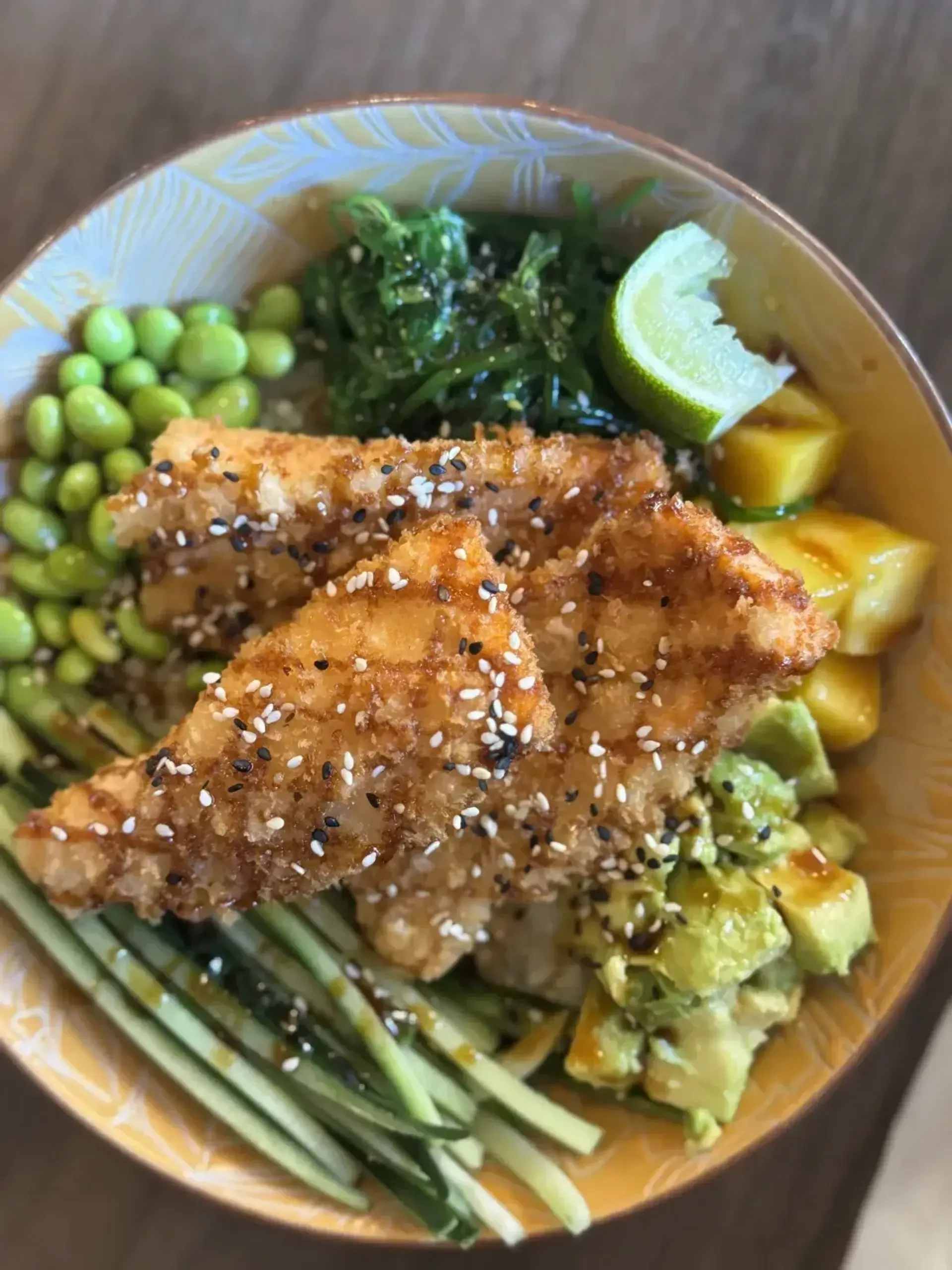 Šis sushi bowl — labai paprastas, bet velniškai skanus ir sotus patiekalas. Laši