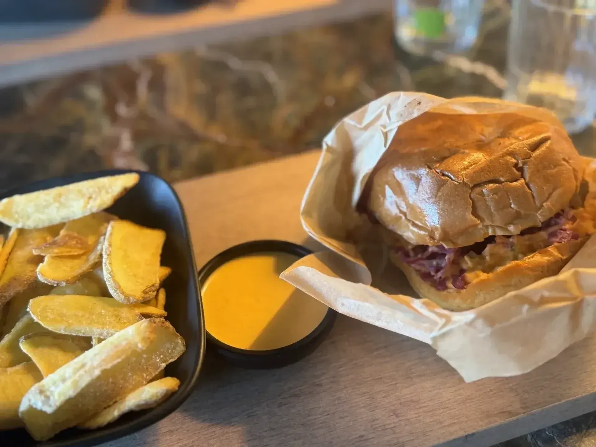 „Grill London” burgeris su šonkaulių mėsa – tai dalykas, dėl kurio asmeniškai ve