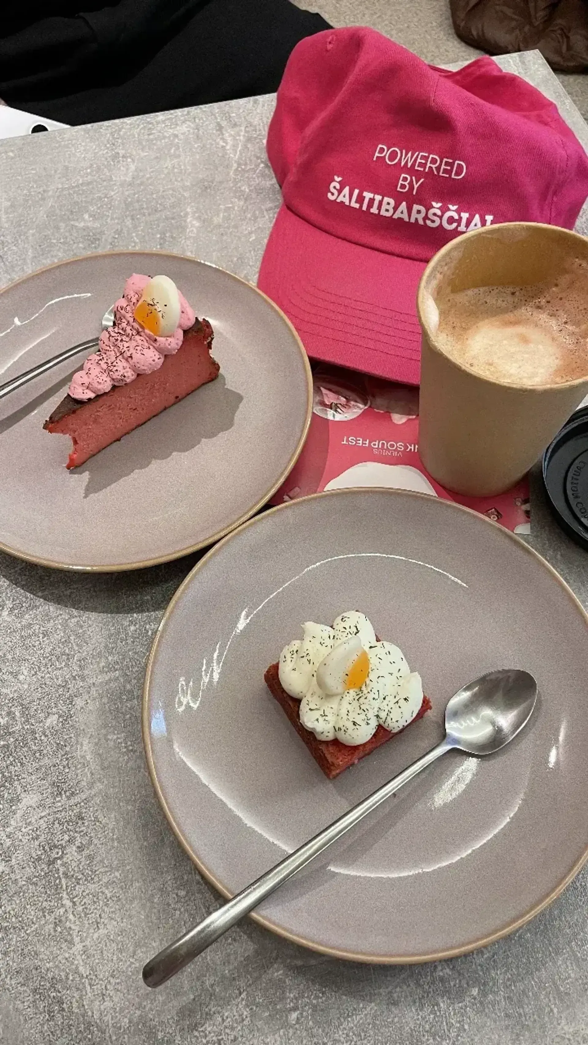 Didelis desertų pasirinkimas, labai patiko švelnus cheesecake😊 brownie gan ypat