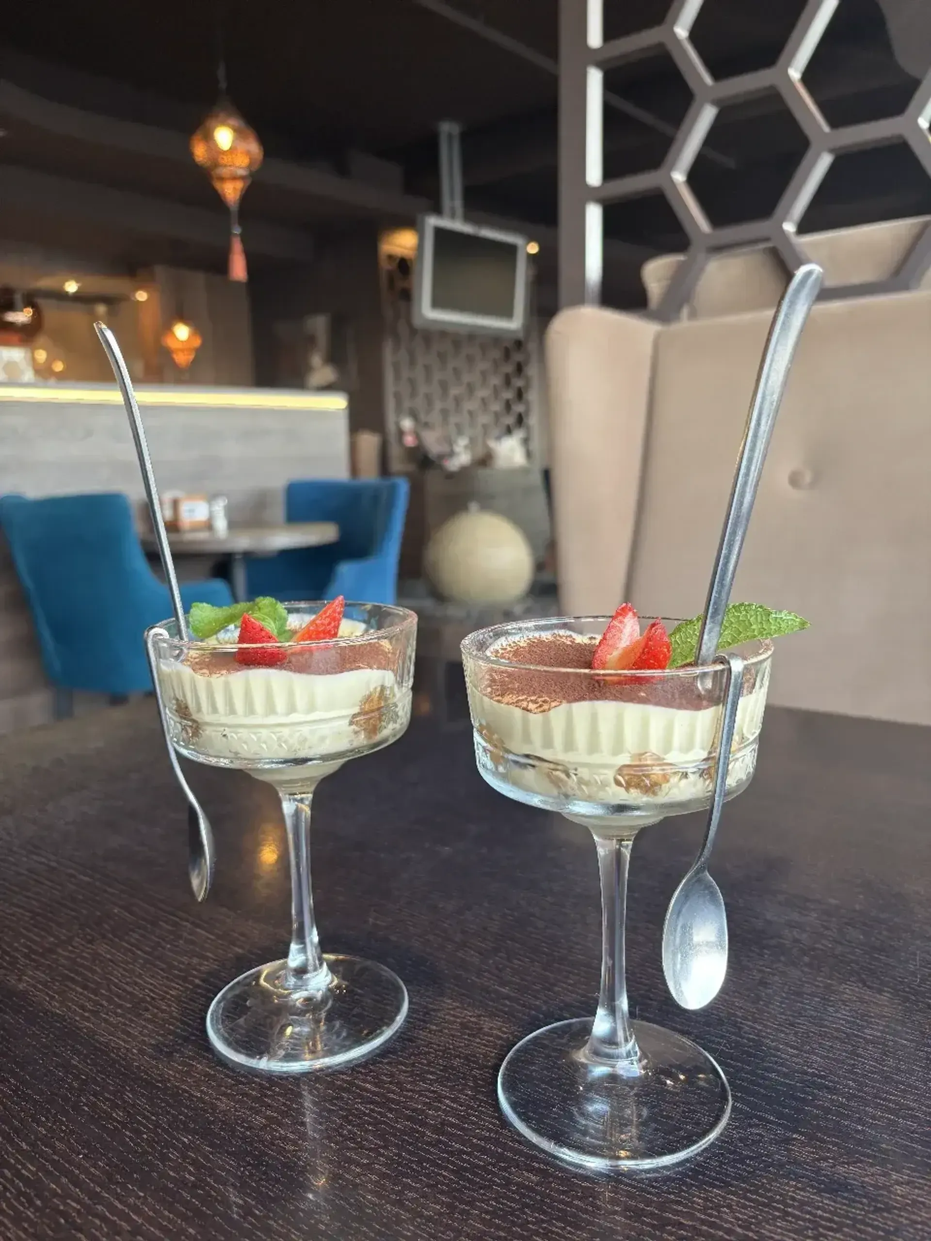 Labai įdomus pateikimas, labai skanus tiramisu, labai smagu buvo tokiu šaukšteli