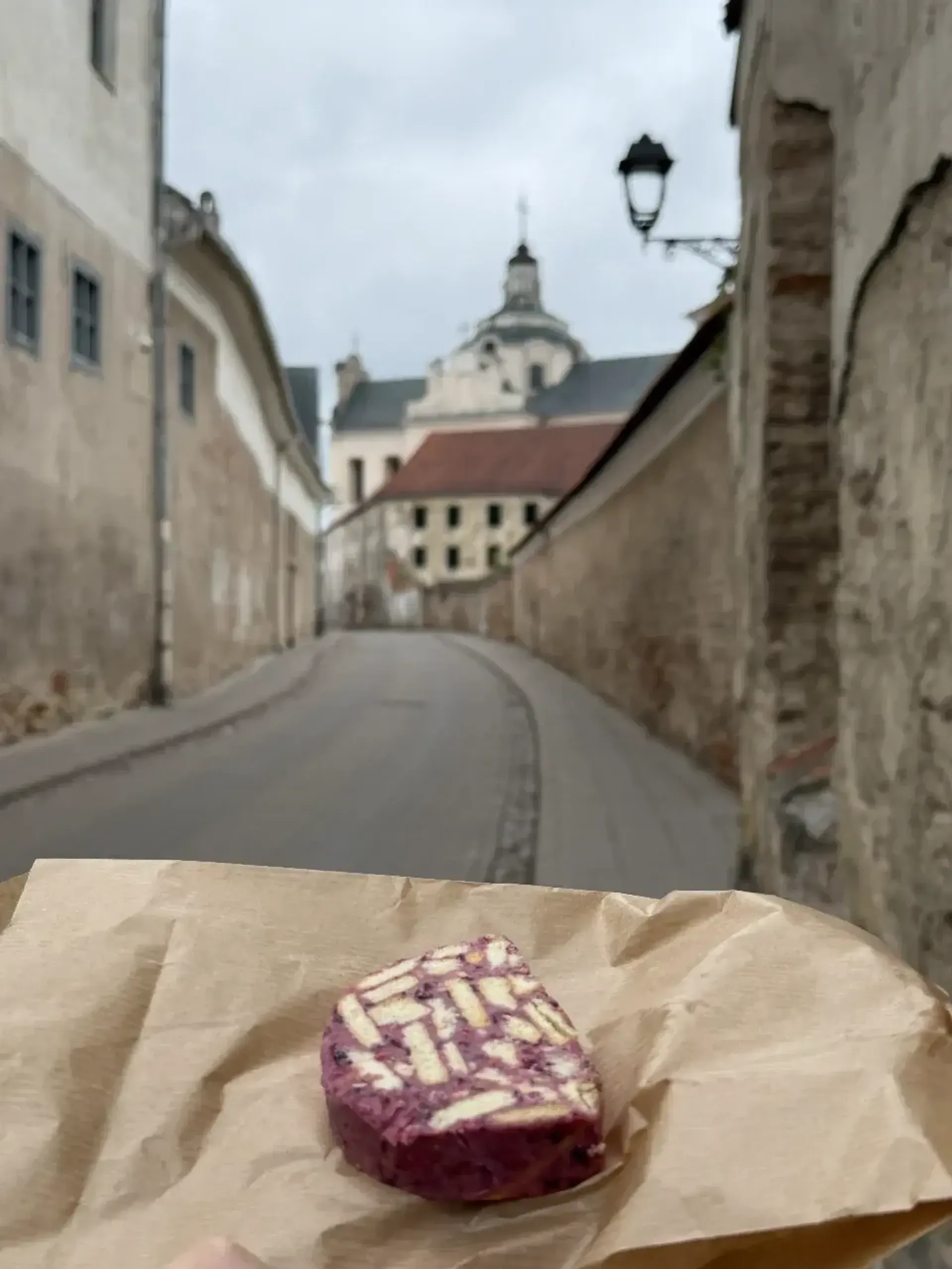 An unusal style of cake slice, perhaps as a nonlithuanian, but very enjoyable. Y