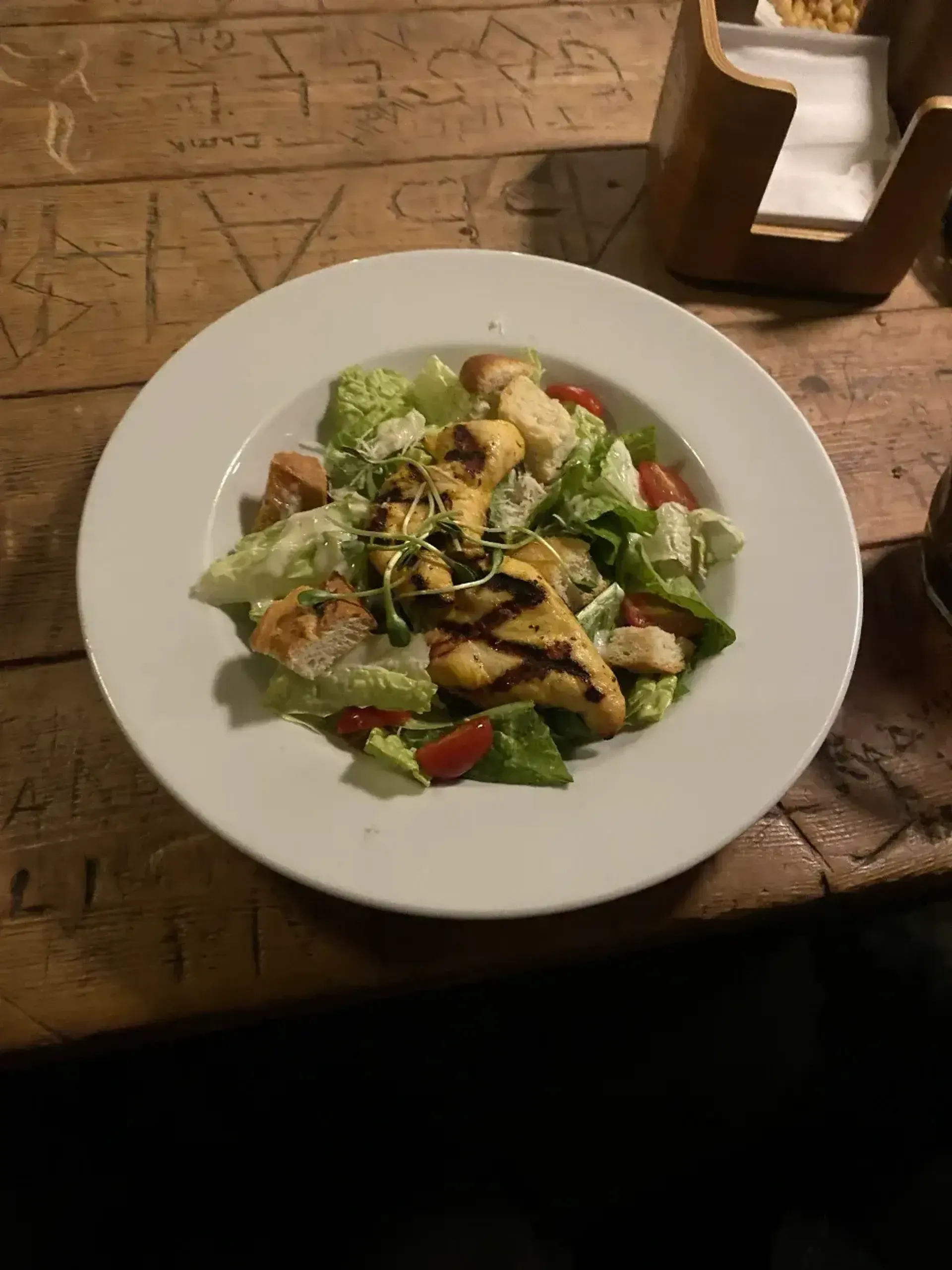 Išties tai gal nėra vieta, kur lankytumeisi dėl salotų, bet... gyvenime niekada