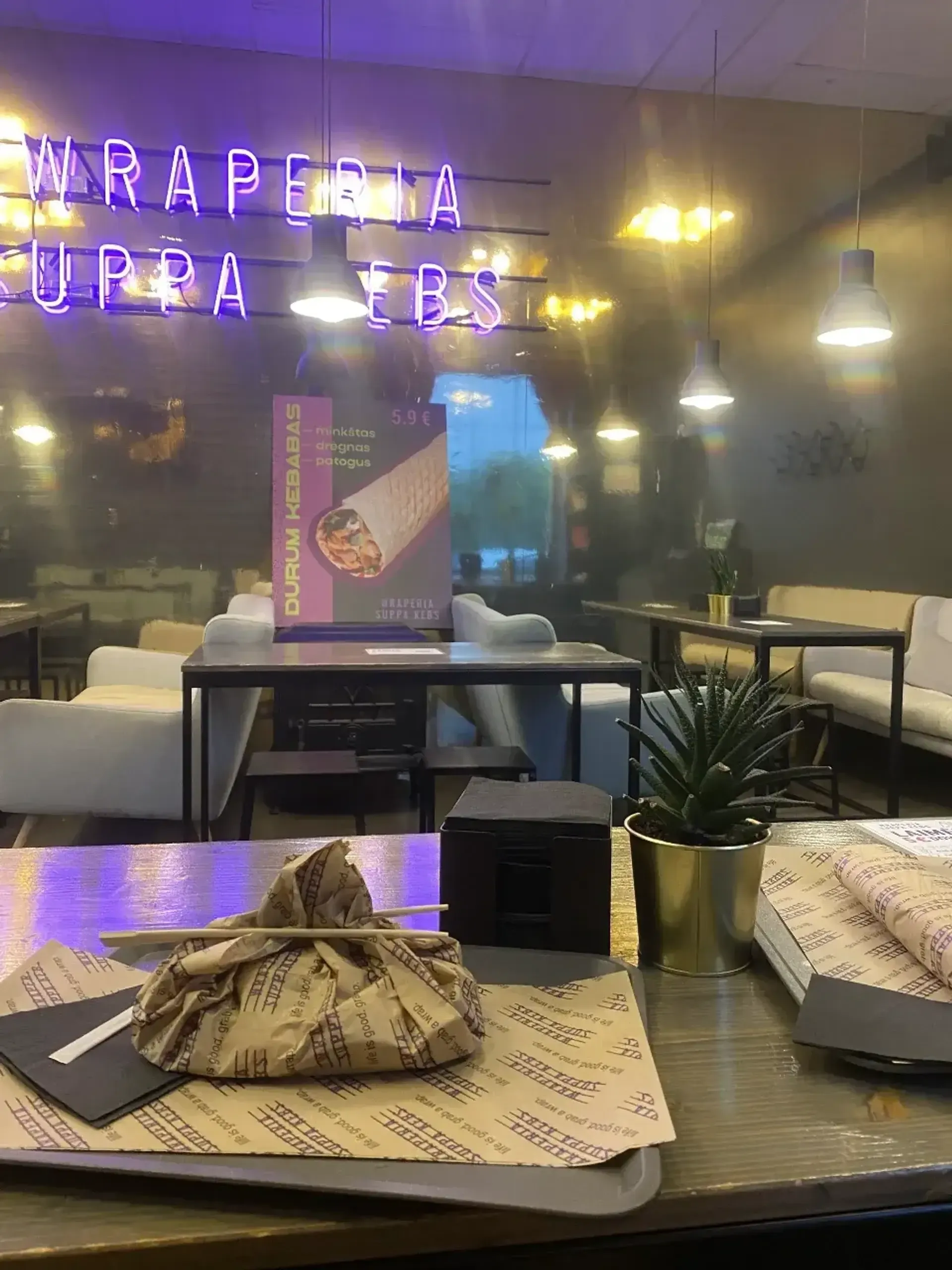 Maistas čia mažiau riebus nei tradicinése kebabų vietose, tad smagu. Pita skania