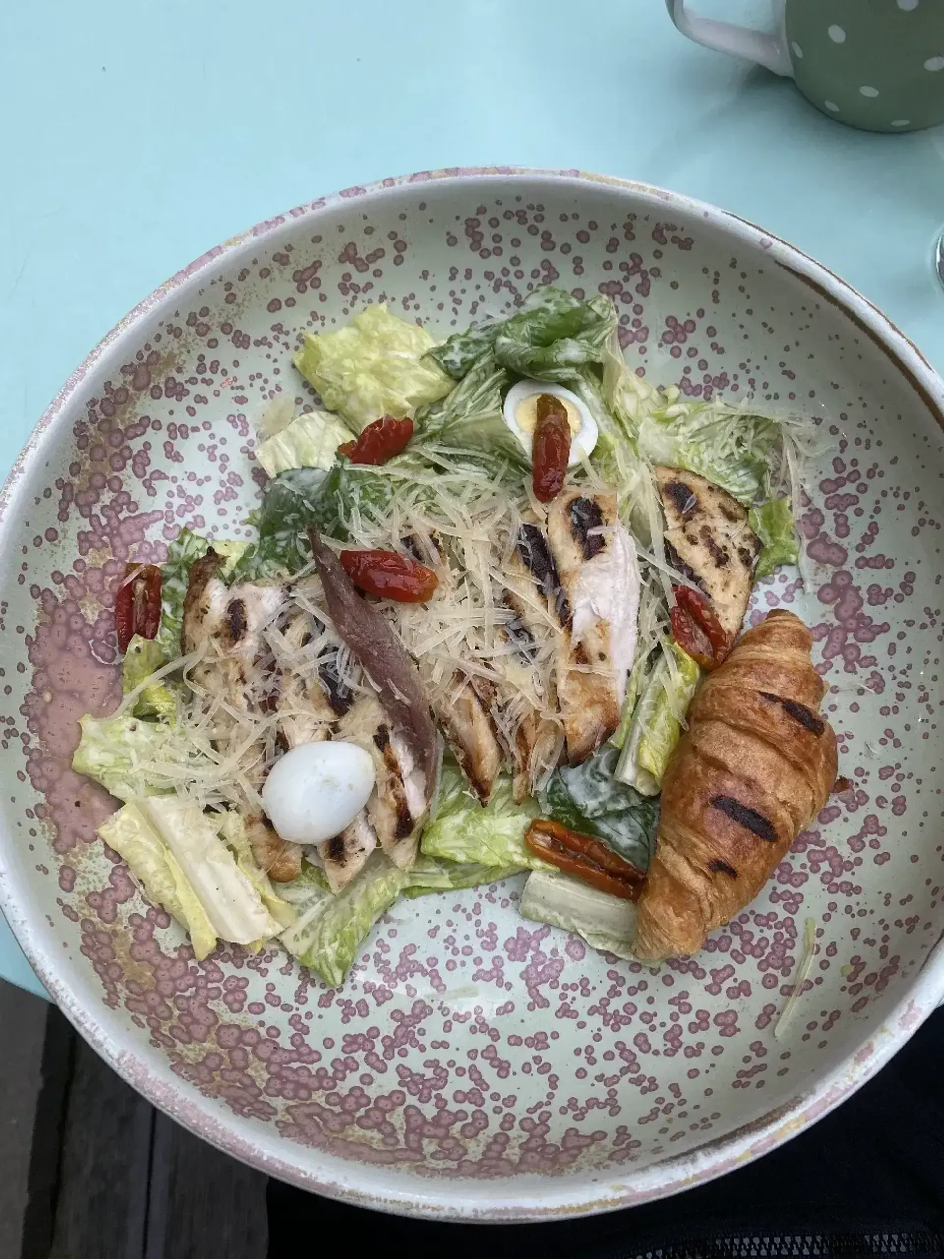 Skani ir sultinga grill vištukė, skanus sūris, salota ne karti, tinka čia saulėj