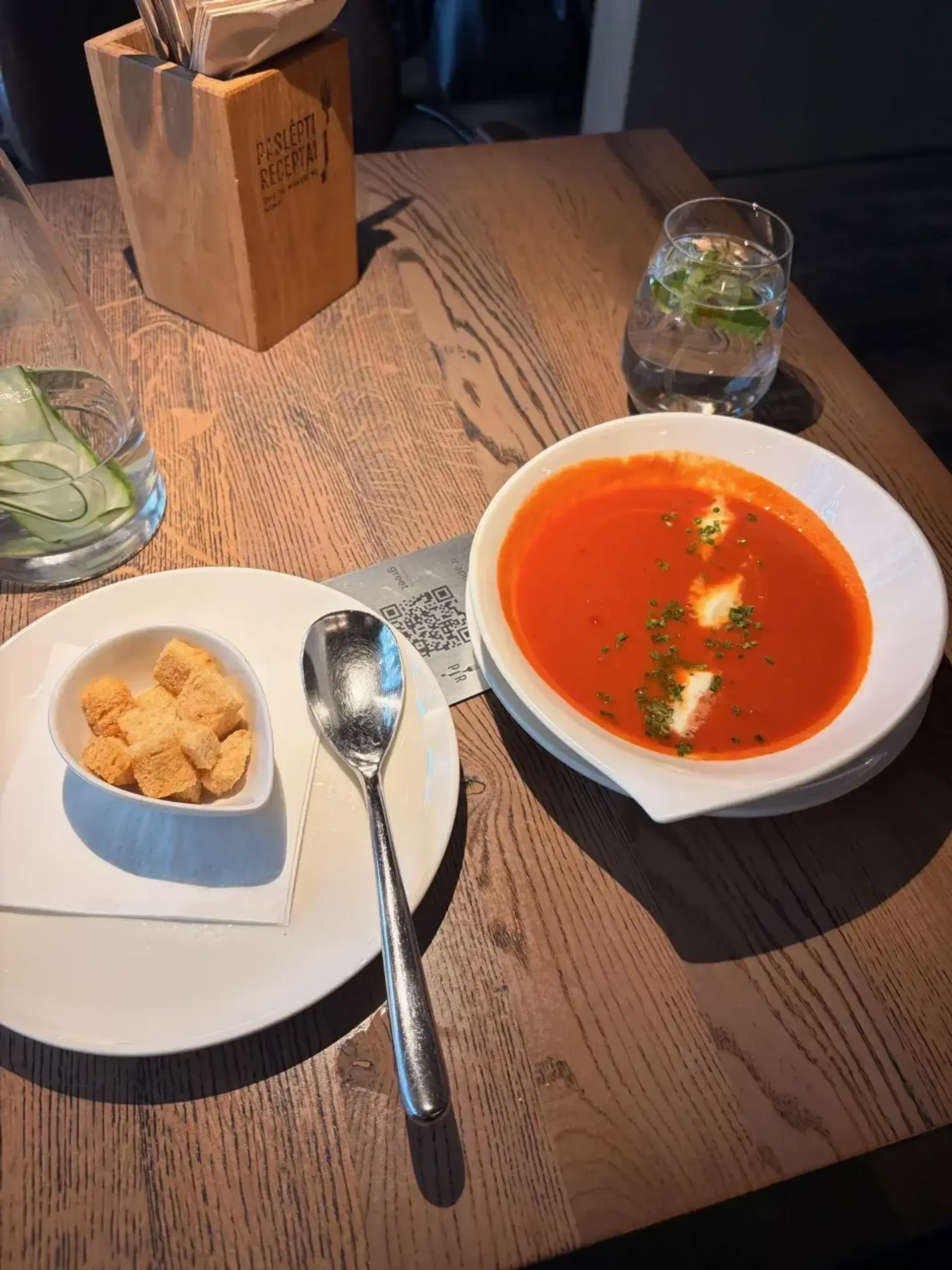 Nepaliko įspūdžio, jautėsi skarbonkės skonis nuo pomidorų. Mozzarellos tiesiog d