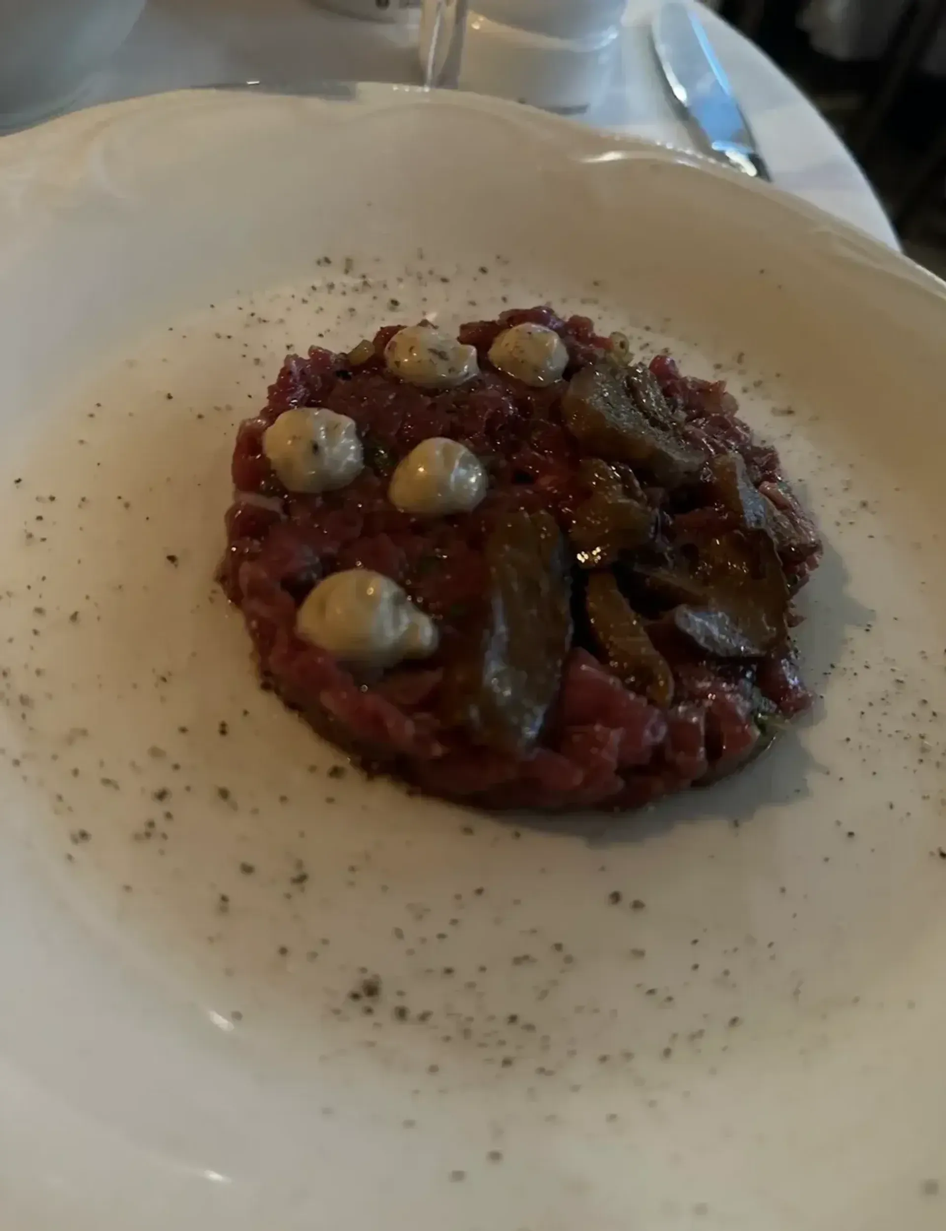 Tartaras labai liūdnai. Mēsa gal ir minkšta- nesausa. bet karti, trumų padažas l