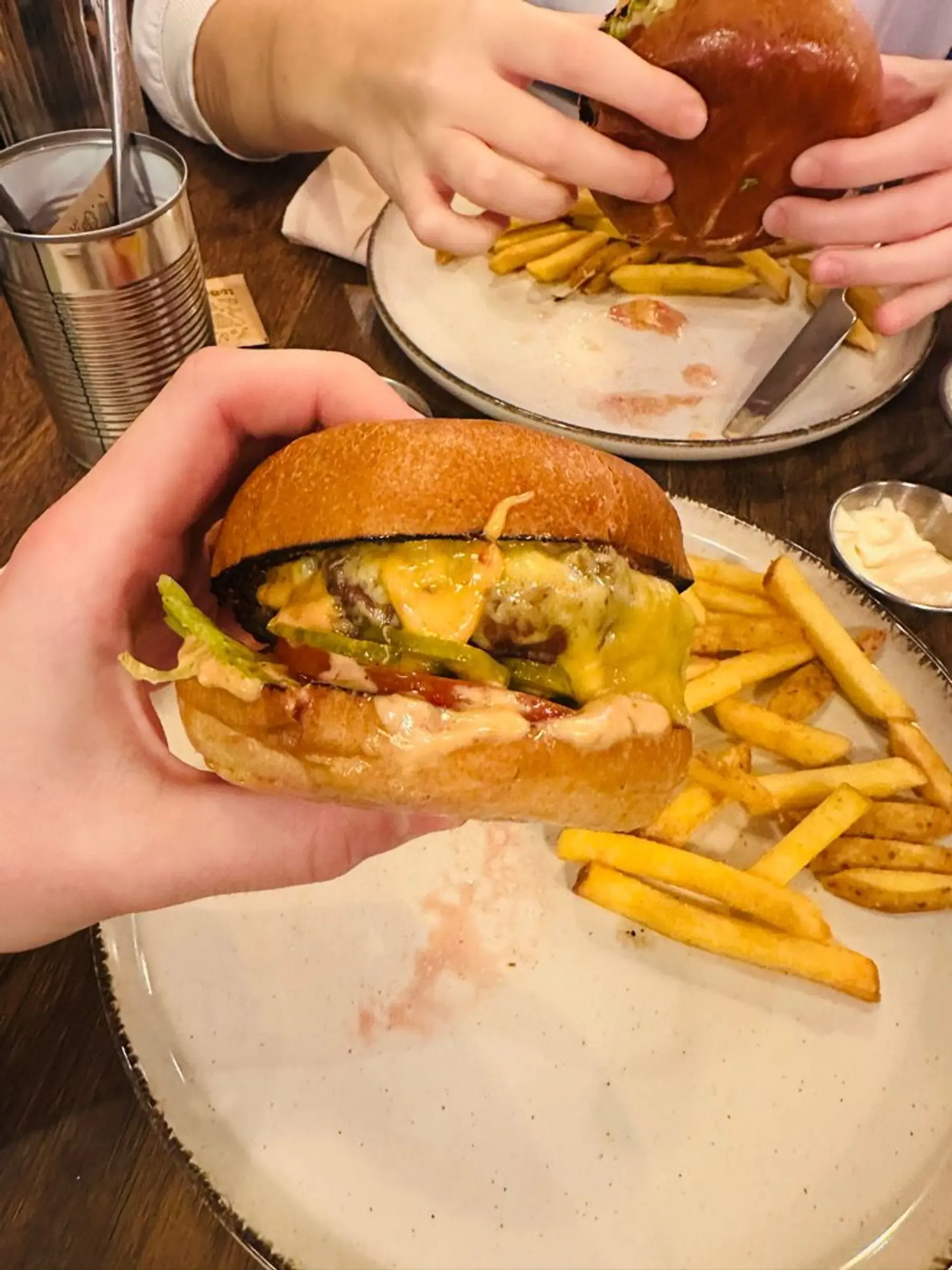 Sultingas klasikis jautienos kotletuko burgeris. Burgeris +bulvytes + padažas =