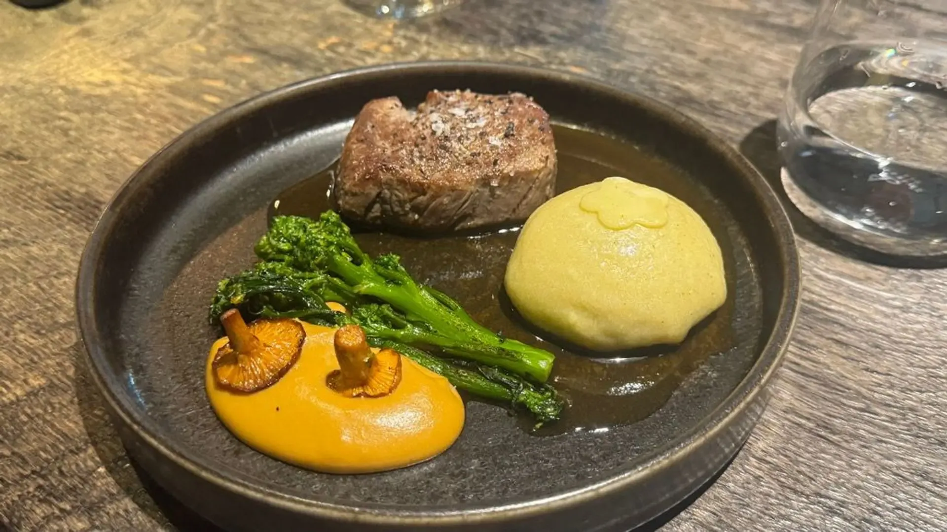 Pastebėjau, kad čia susirinkus tikra steak’ų komisija, tai visiems šitiems žmoge