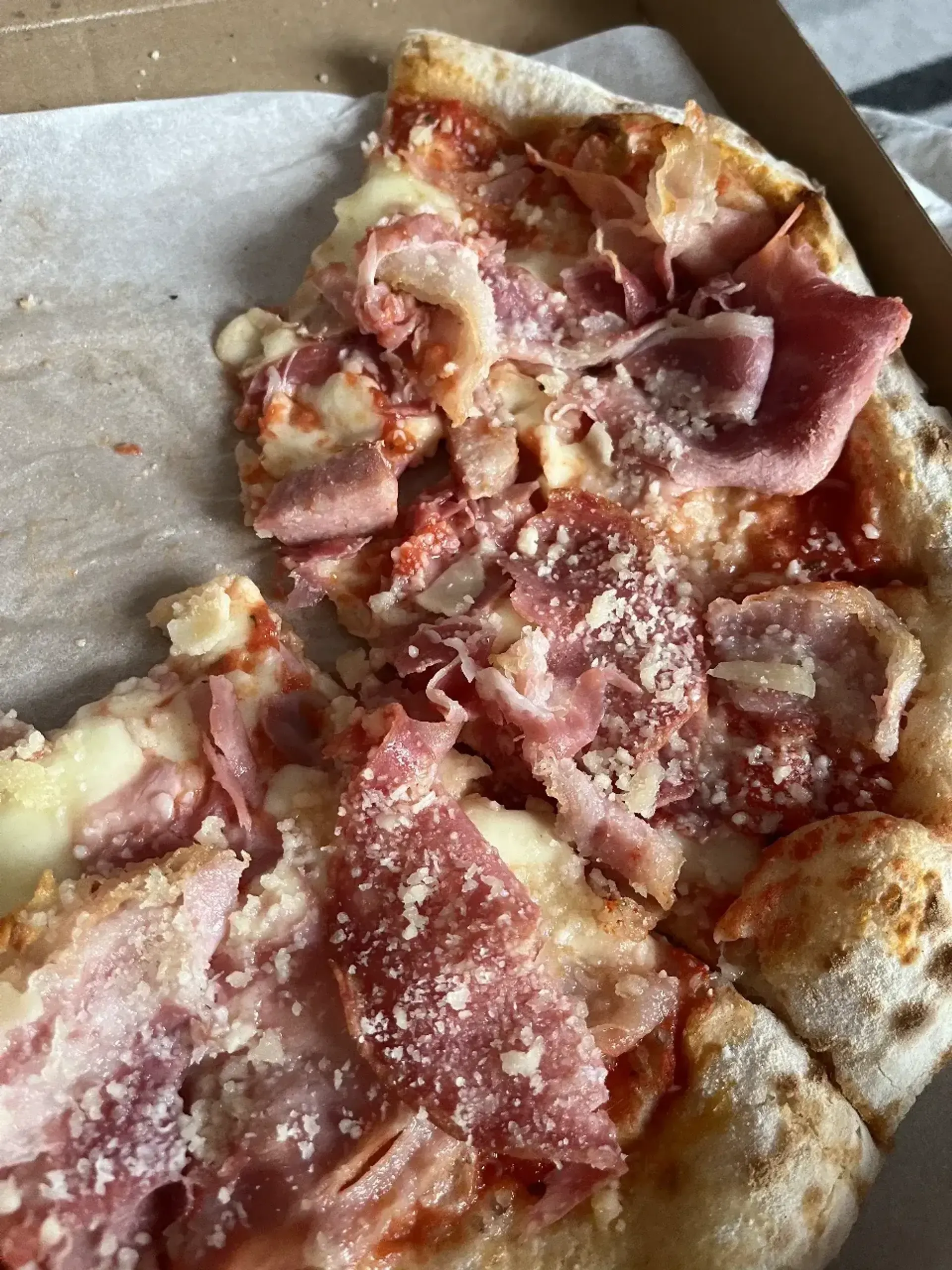 trūksta balanso. pica mėsos mėgėjams-kumpiai, dešrelės. man buvo kiek per sūru.