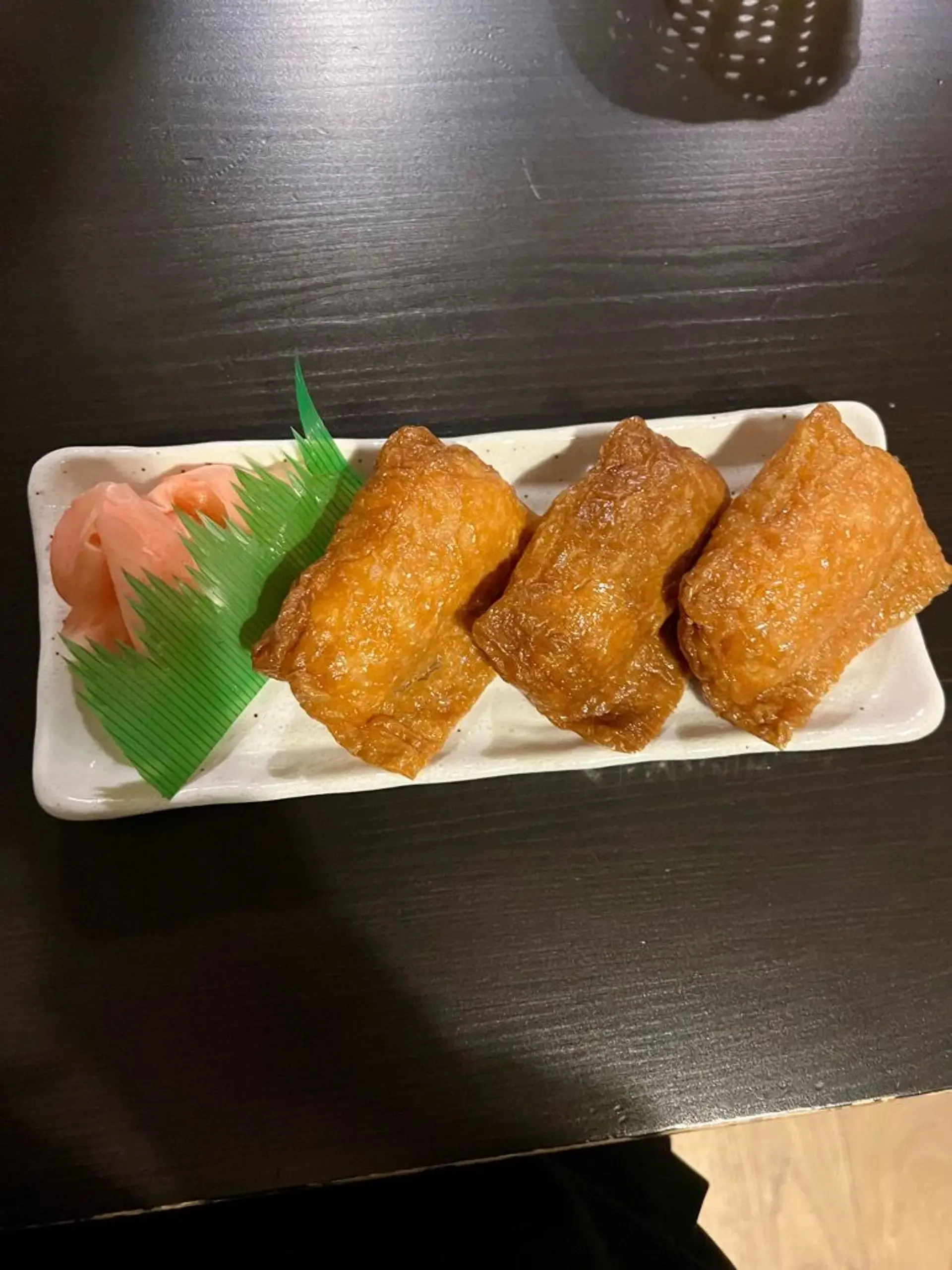 Saldi minkšta tešla kimšta ryžiais - įdomus sprendimas, į sushi panašumų nedaug.