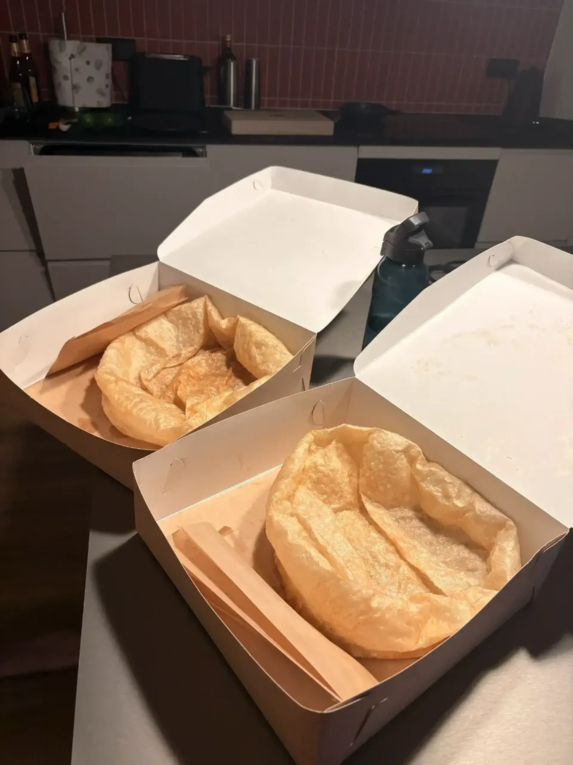 Turėjo būt burbuliukai (aišku, kol atvežė, susprogo), bet prie viso to buvo ir