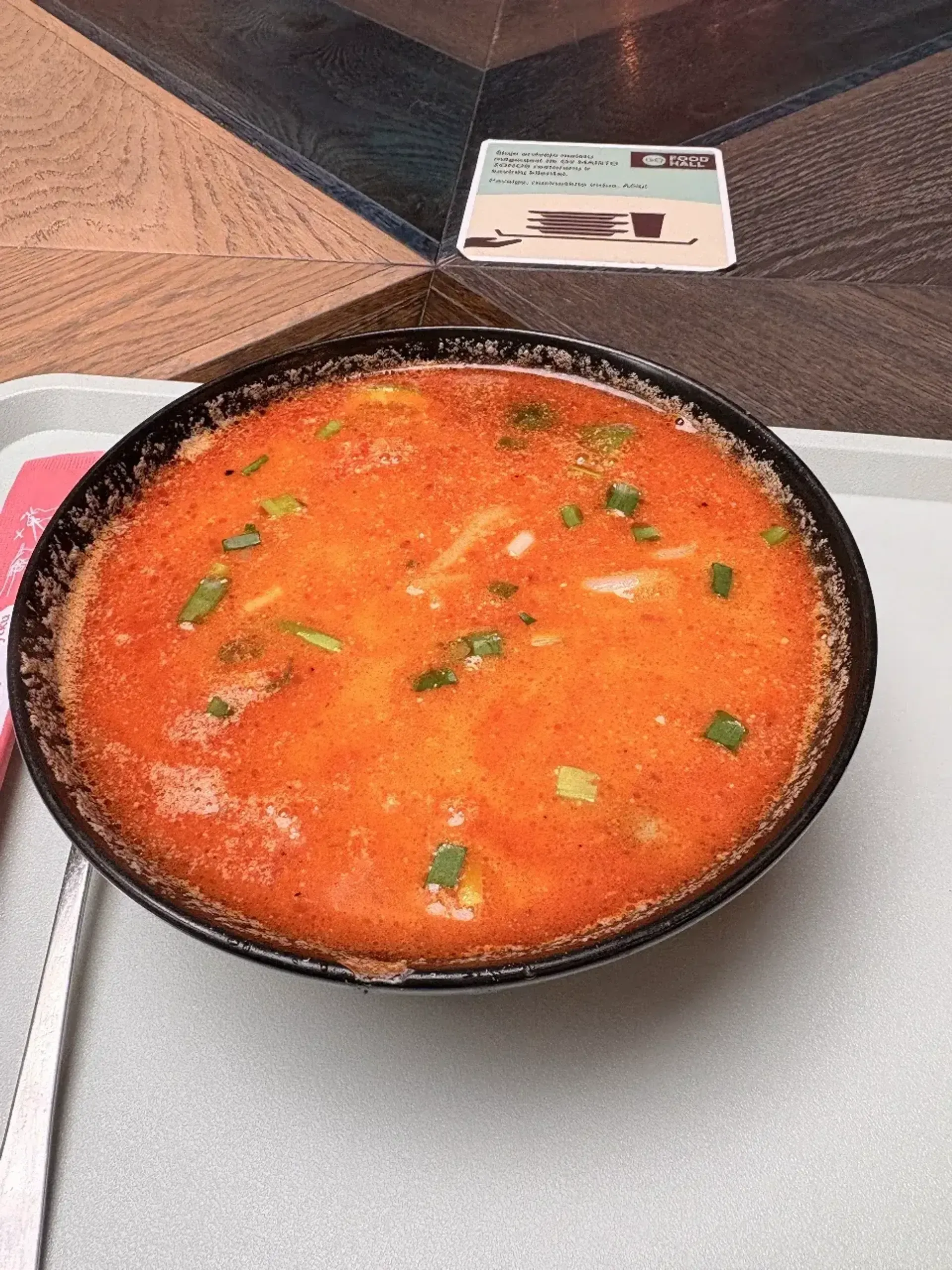 Neblogai, bet uz 9,4 eur norėčiau daugiau nei 3 krevečių sriuboj
