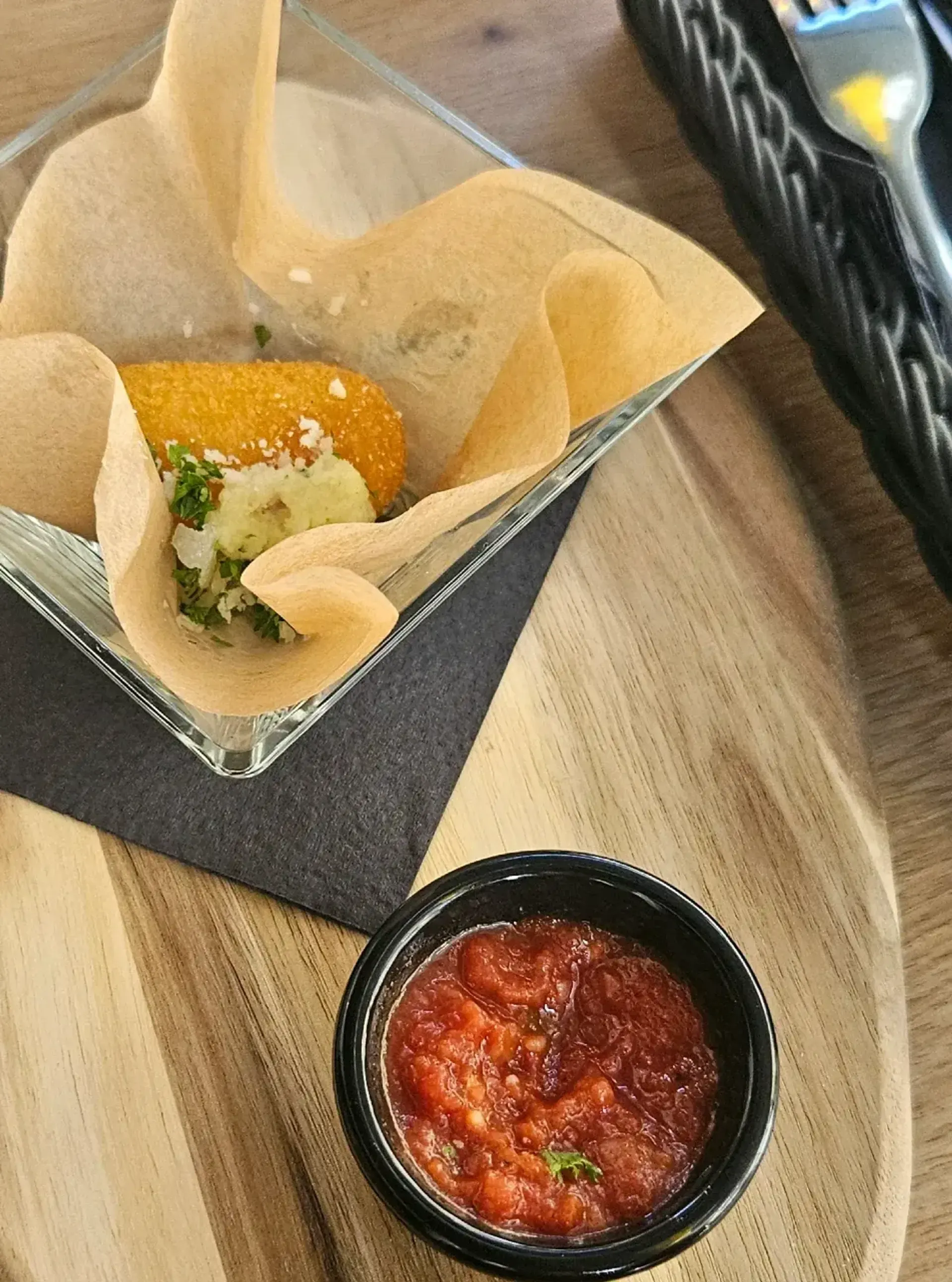 Bulvių kroketai, įdaryti mocarela, su salsa. Norisi sakyti nieko ypatingo, bet m