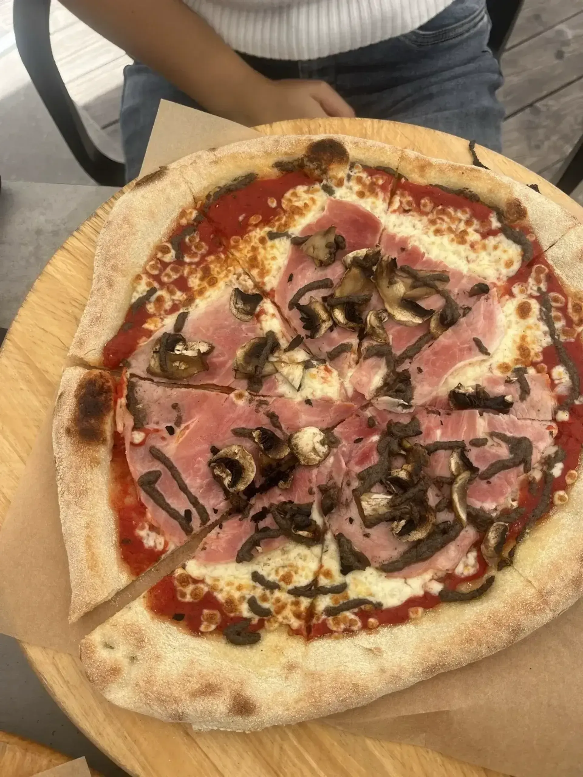 Tikrai puiki, net jei taip ir neatrodo. Soti, spalvinga skoniais, itališka. Atro