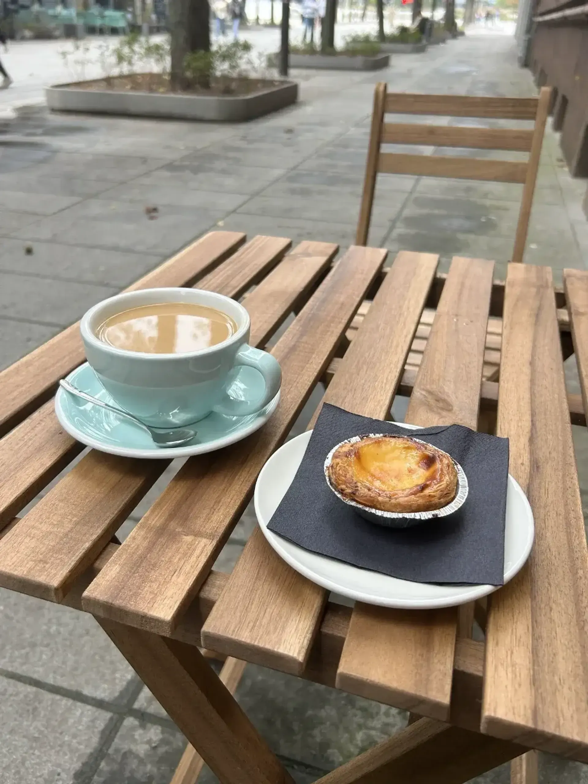 pastel de nata tikrai gardžiai susluoksniuota, tik pats kremas blankokas.
užtat