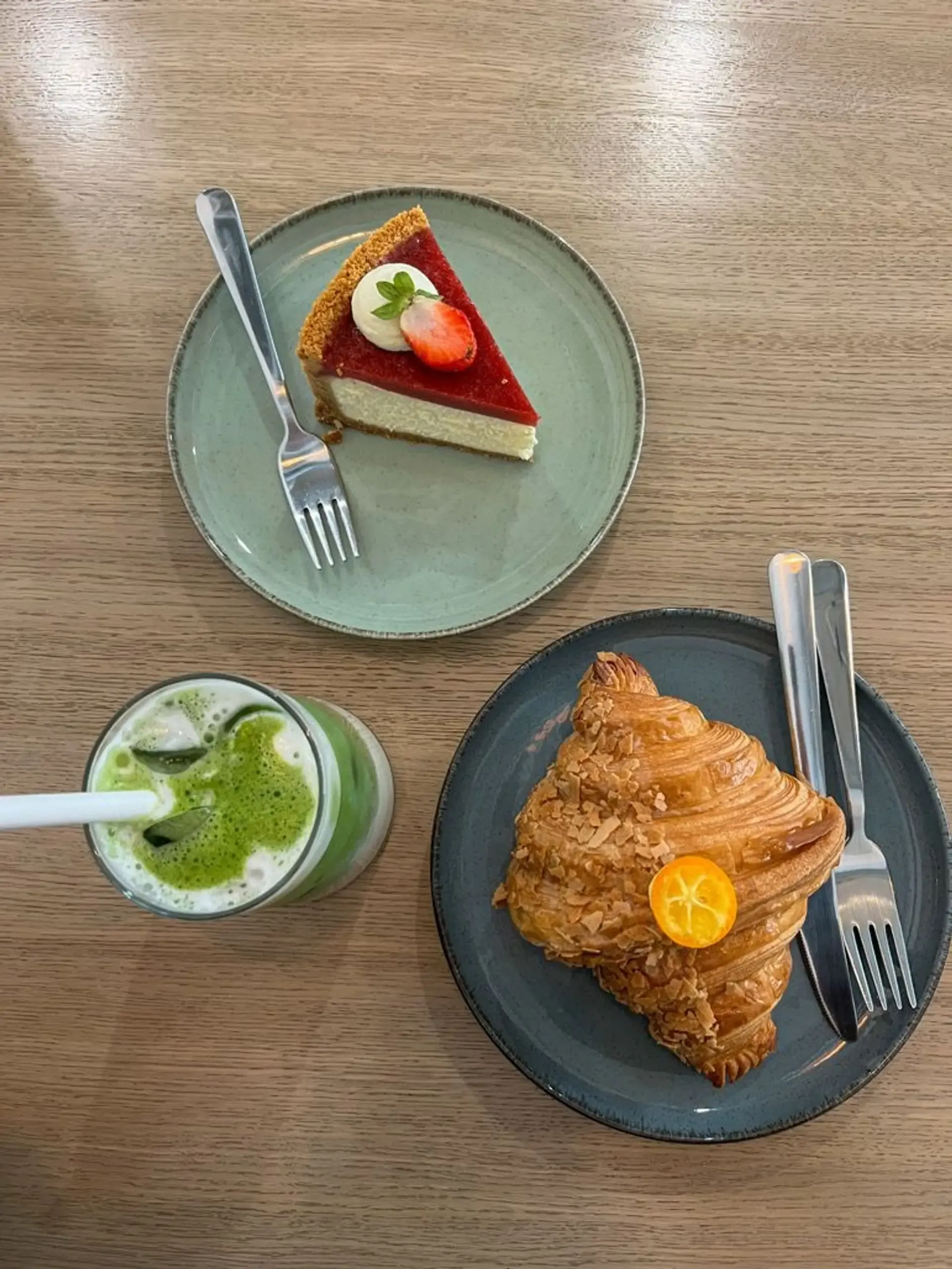 Kruasanas 🥐 buvo tiesiog DIEVIŠKAS 👼, o jo viduje radau sočiai įdaro ir nors l