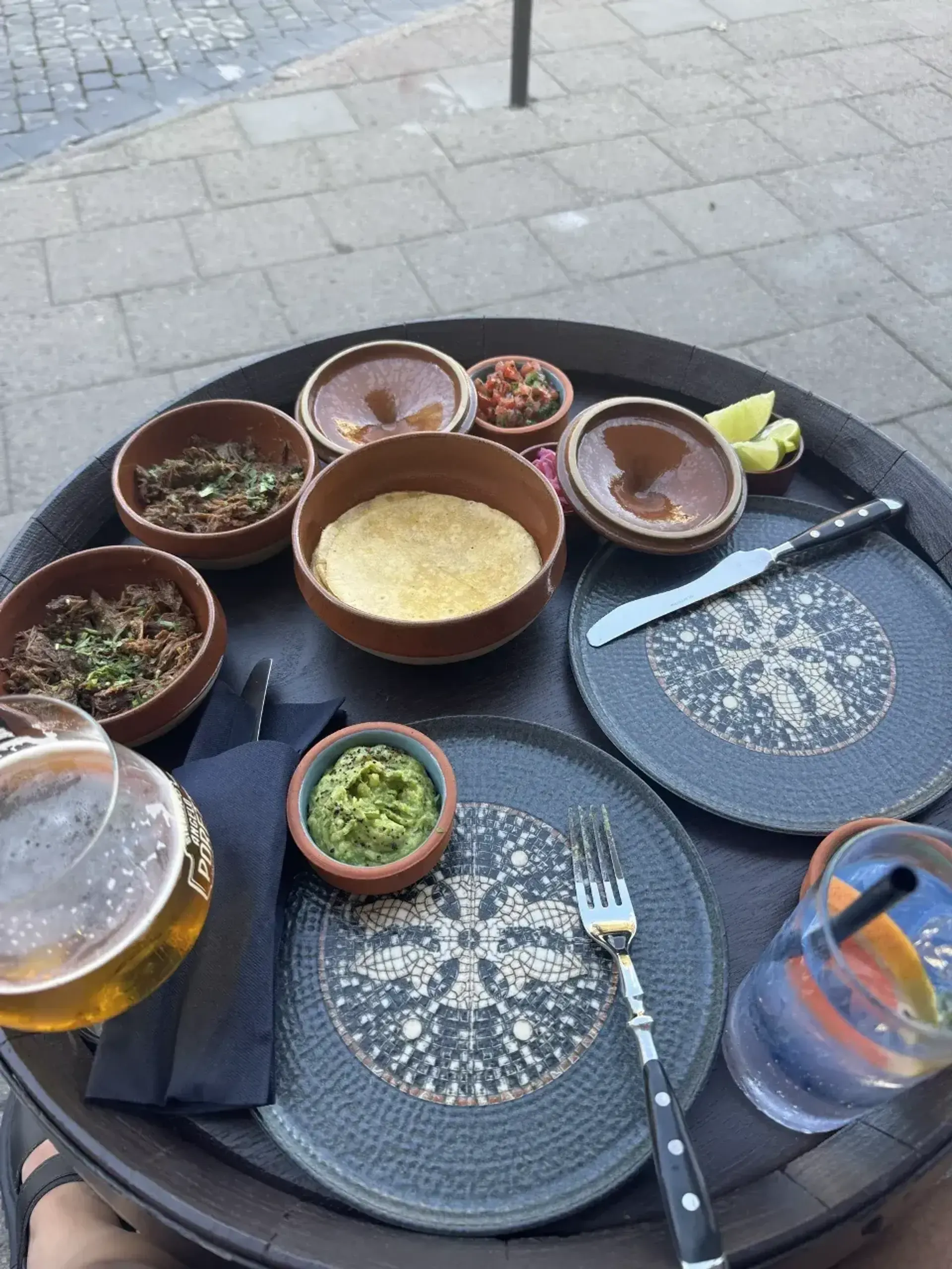 Neelabai… Emem taco rinkini dviems su beef birria ir al pastor pork ir is salsu