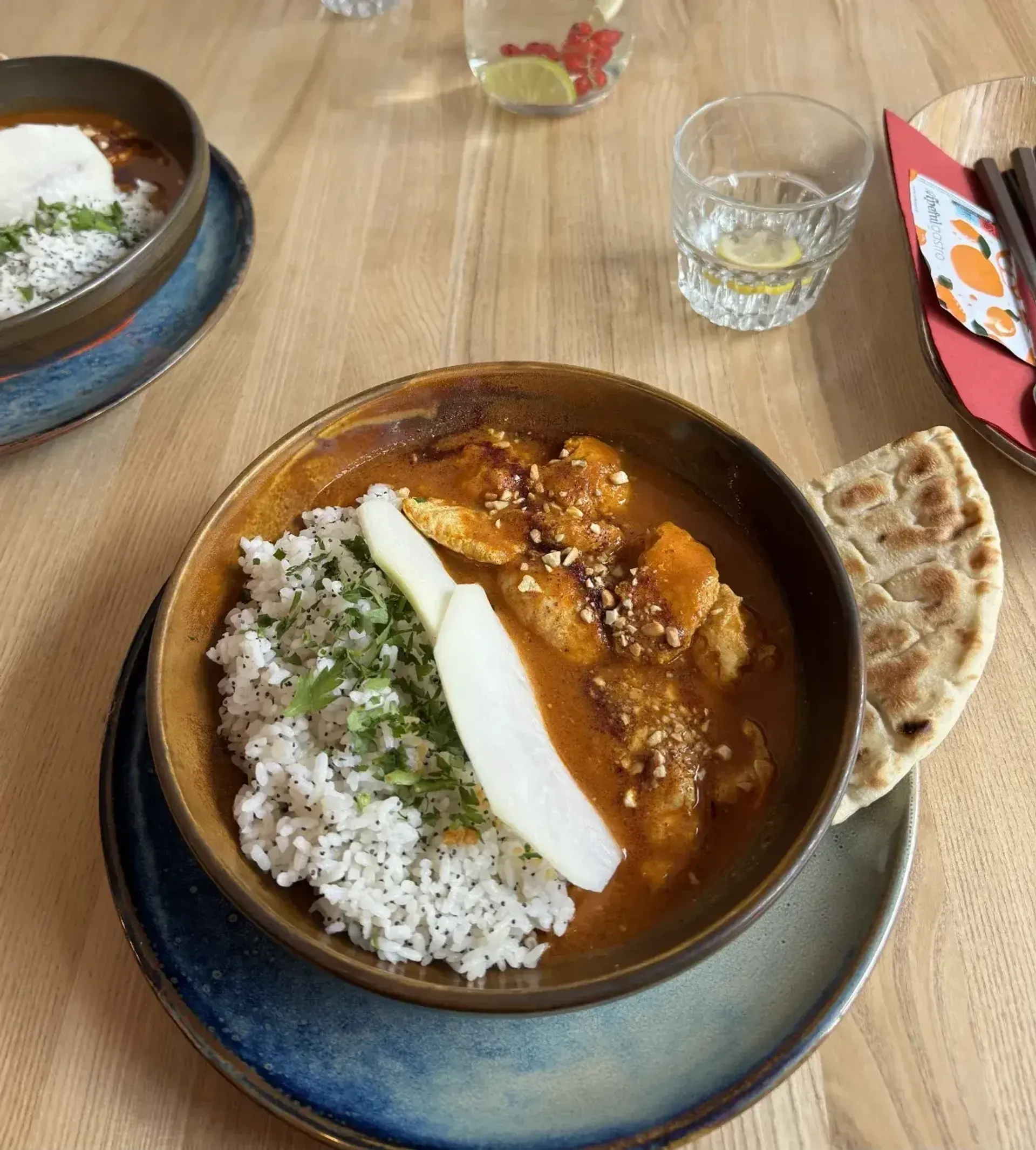 Patiekimas dailus, kaliaropė suteikia gaivumo, bet pats Tikka masala padažas kaž