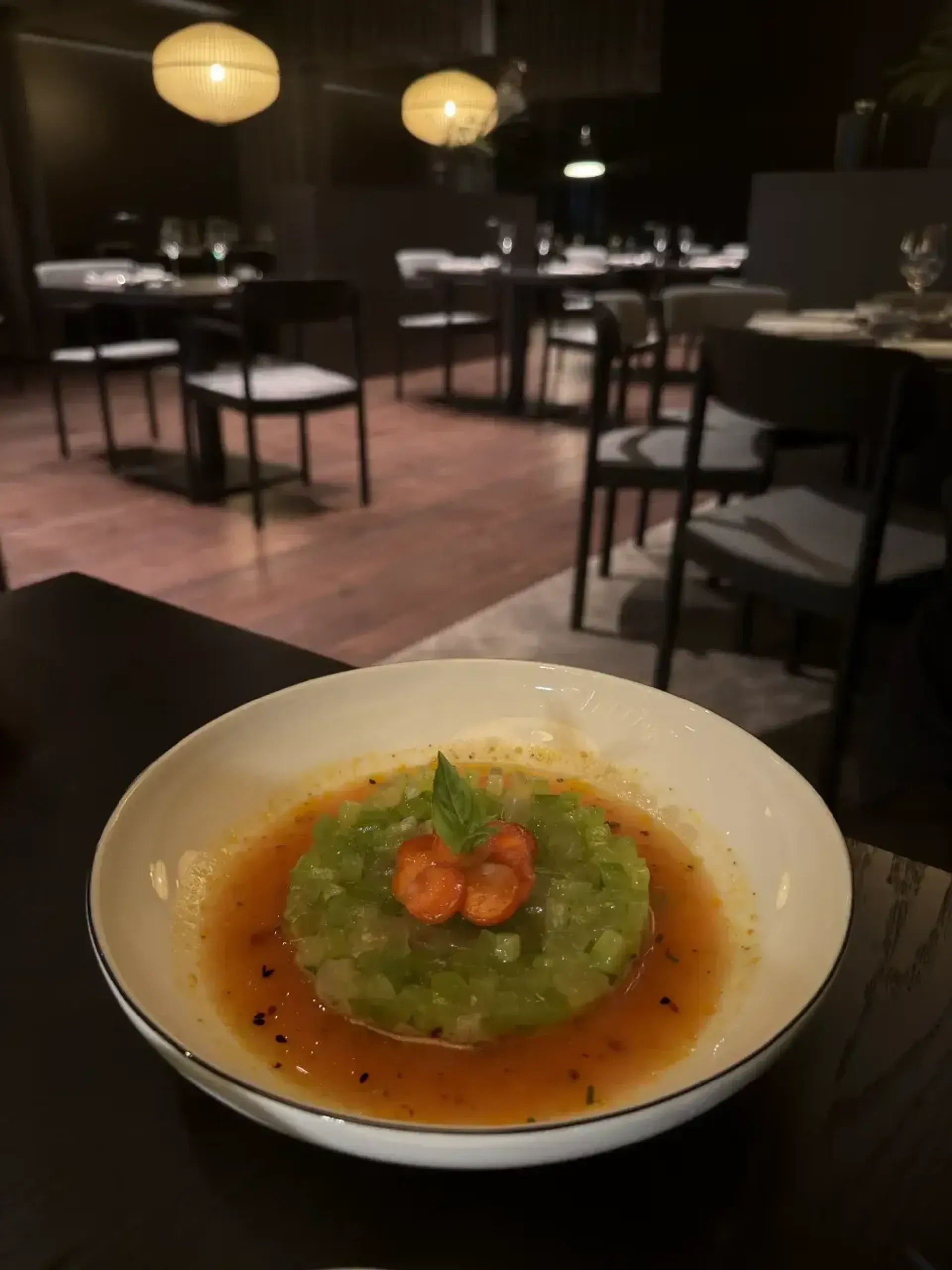 Ganėtinai įdomus derinys: vilkešeris, braškių gazpacho, melionai, agurkai. Patie