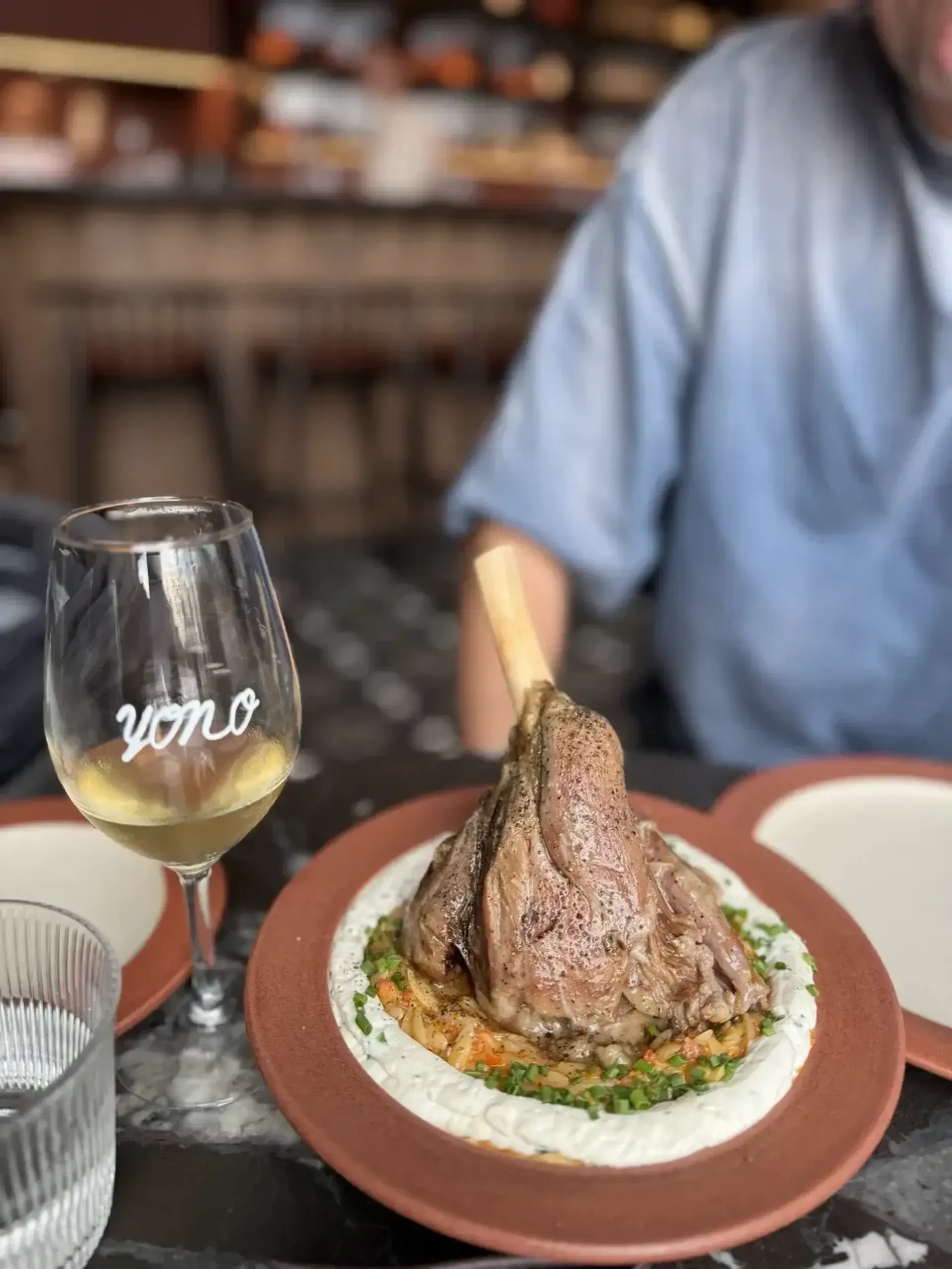 Visiškas comfort food. Mėsa minkštutėlė ir byranti nuo kaulo, po apačia orzo mak