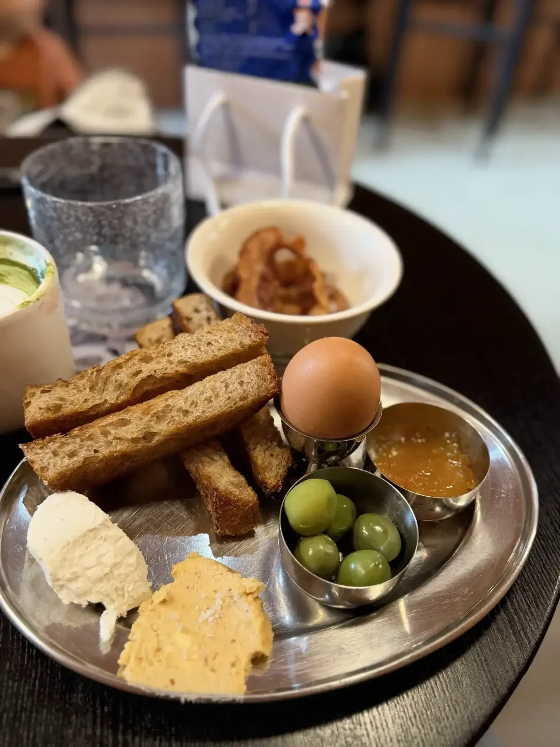 Jei noriu maistingų pusryčių - keliauju į Brunch bar. Raugo duona, kiaušinis, ož