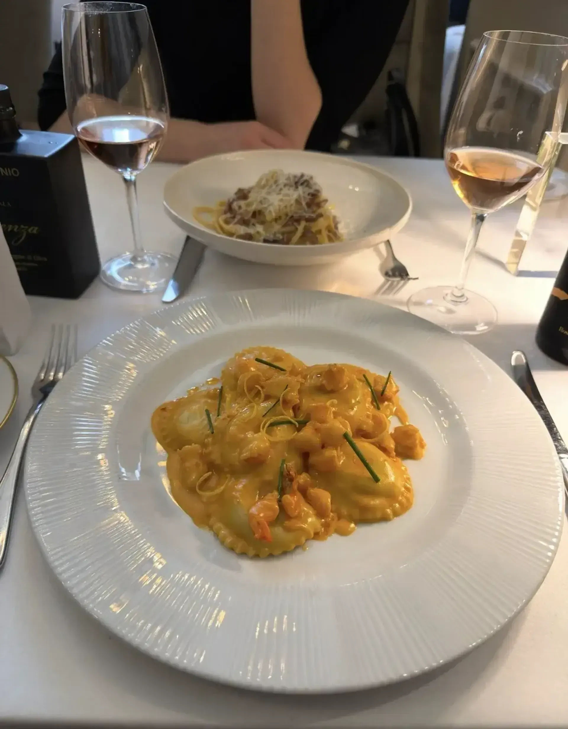 O dieve kaip buvo skanu! Viduje fontinos sūris ir trumų pasta, bet tas krevečių