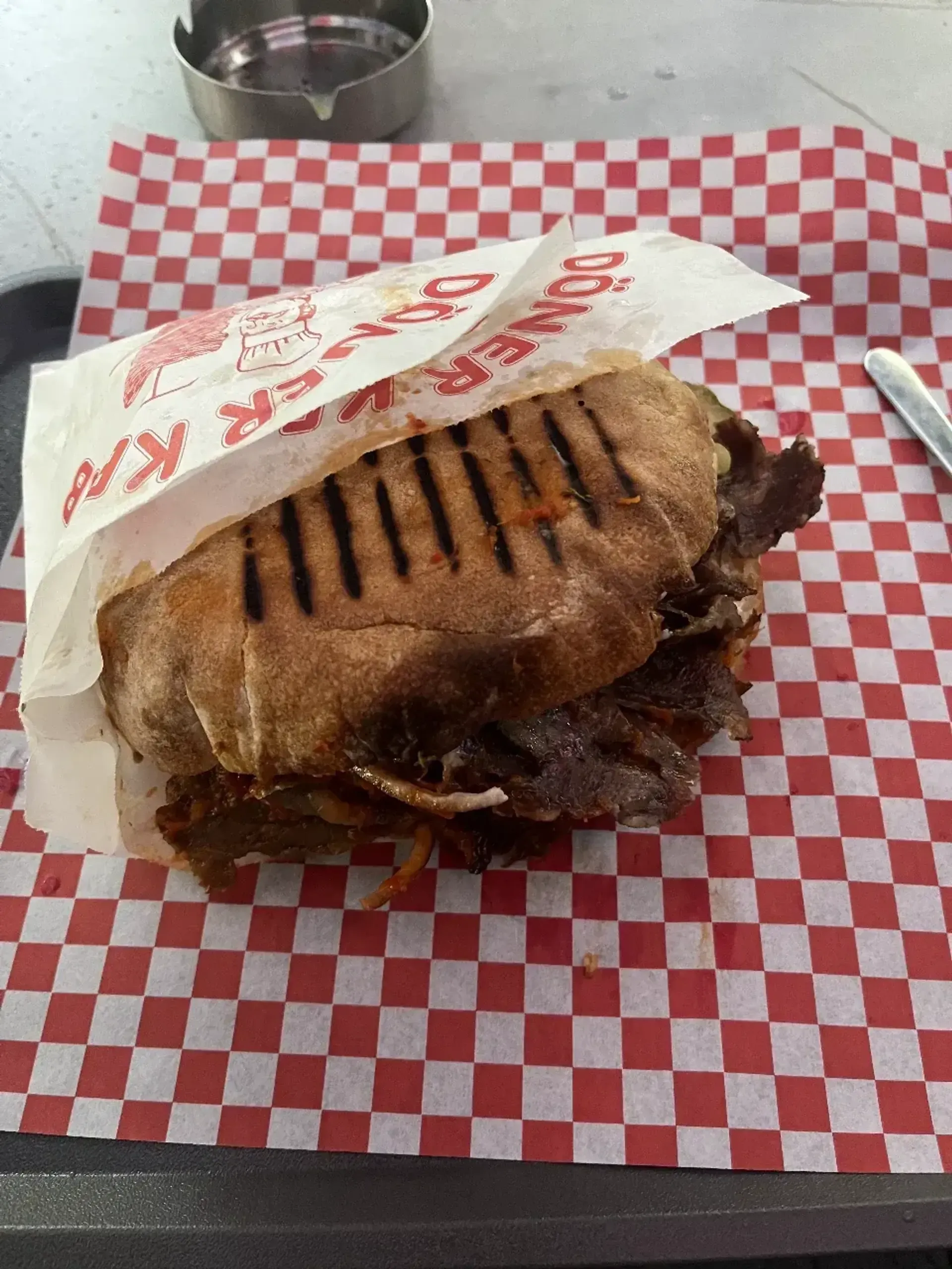 Vos atvykus į kebabinę pardavėjas mus įtikino nusipirkti Kebabo Pitoje su Steak