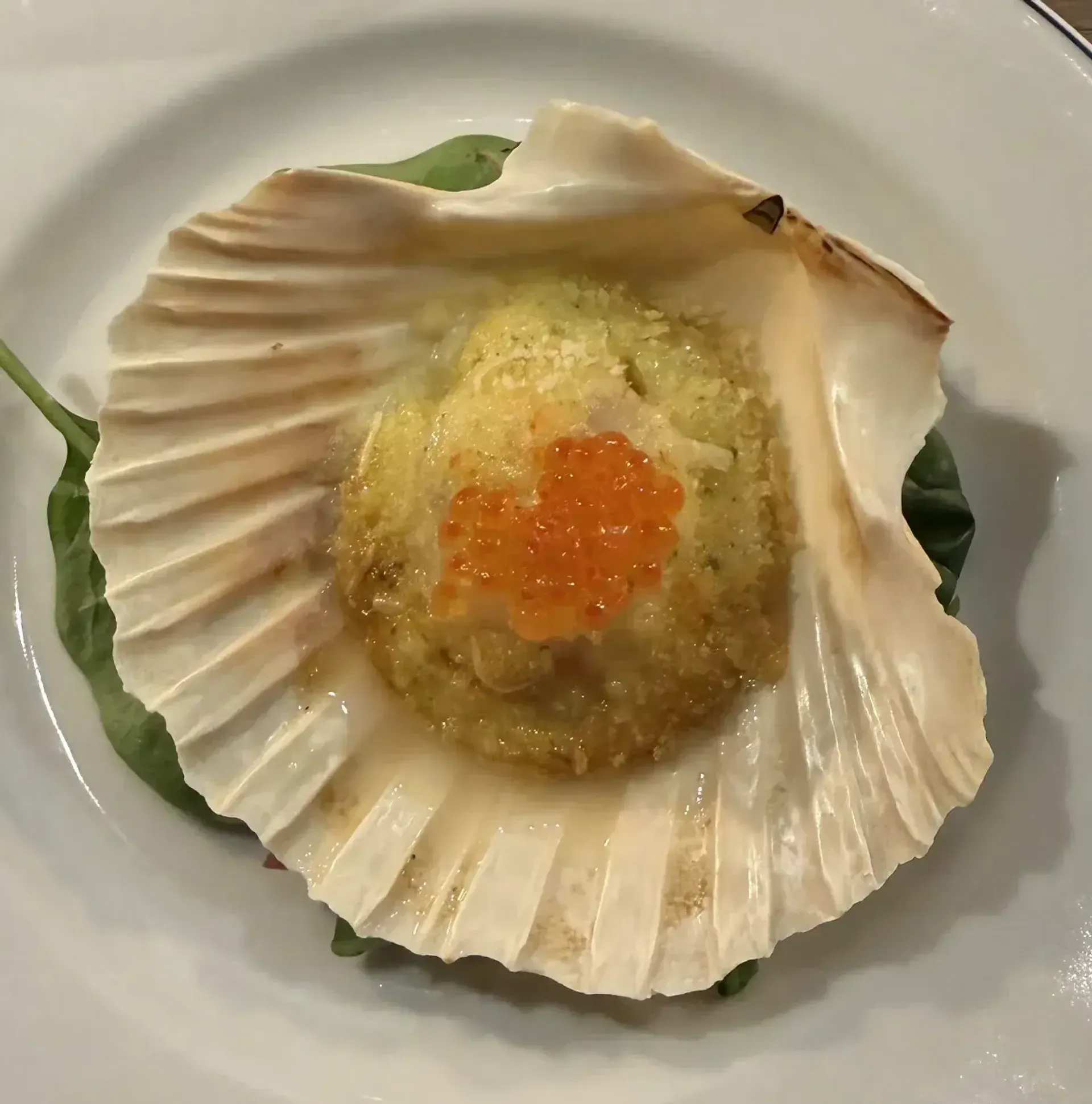 Jūrų šukutės, užkeptos su „Béarnaise“ padažu ir parmezano sūriu.
Kitaip pasakiu