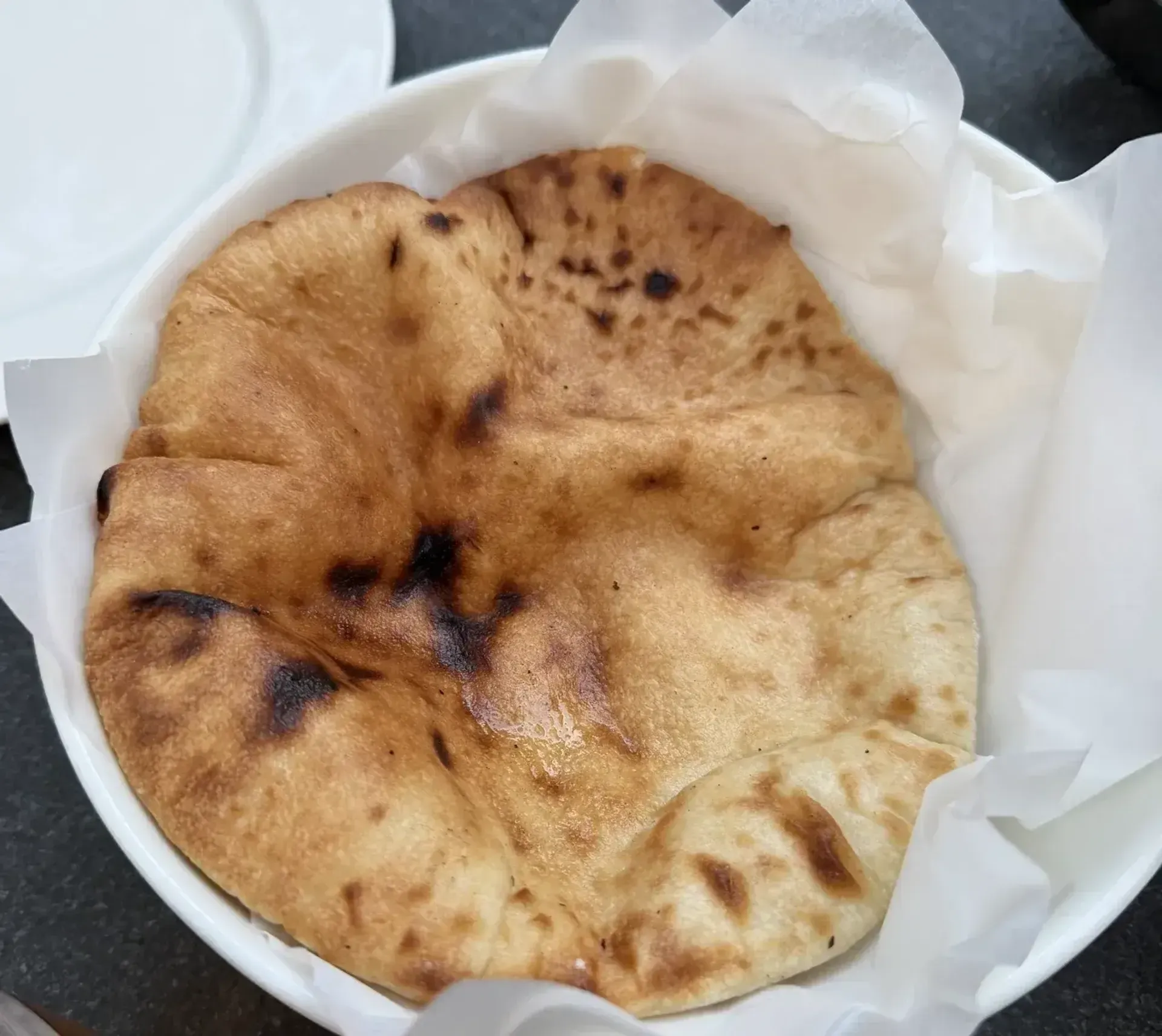 Nuodėmės verta šilta ir šviežia duonelė. Verta būti derinama su krevečių humusu.