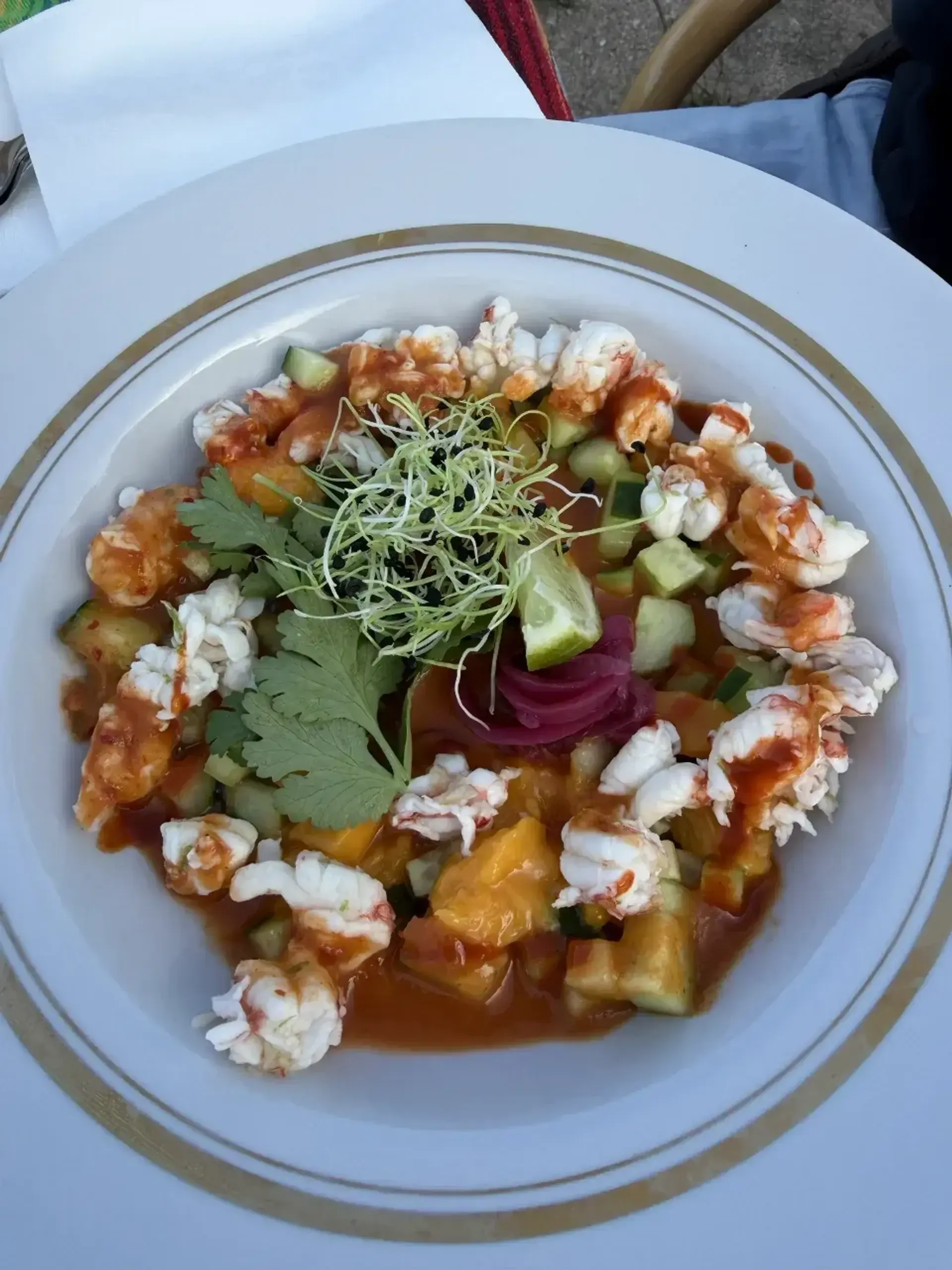 Jų teigimu, čia yra ceviche. Mano teigimu, čia yra gerokai pervirtų krevečių mik