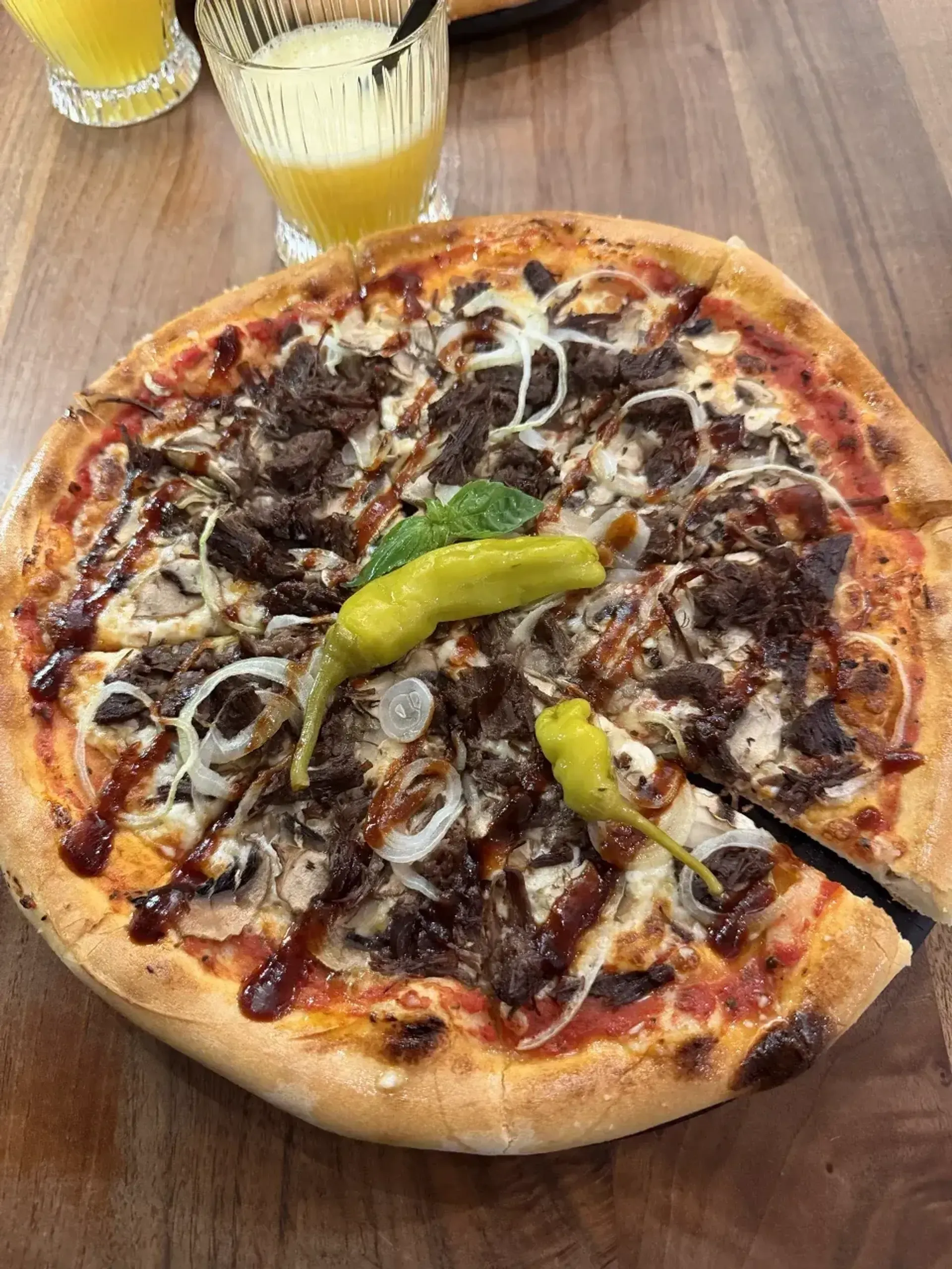 Čia - variantas be jalapenų.
Suintrigavo pica su jautiena, nėra labai jau dažnas