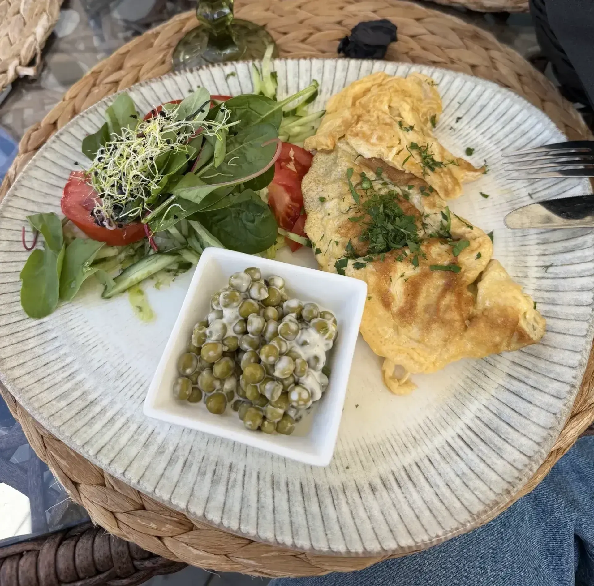 Max pagarba už žirnelius su majonezu. Grąžino į vaikystę. Pats omletas kiek apie