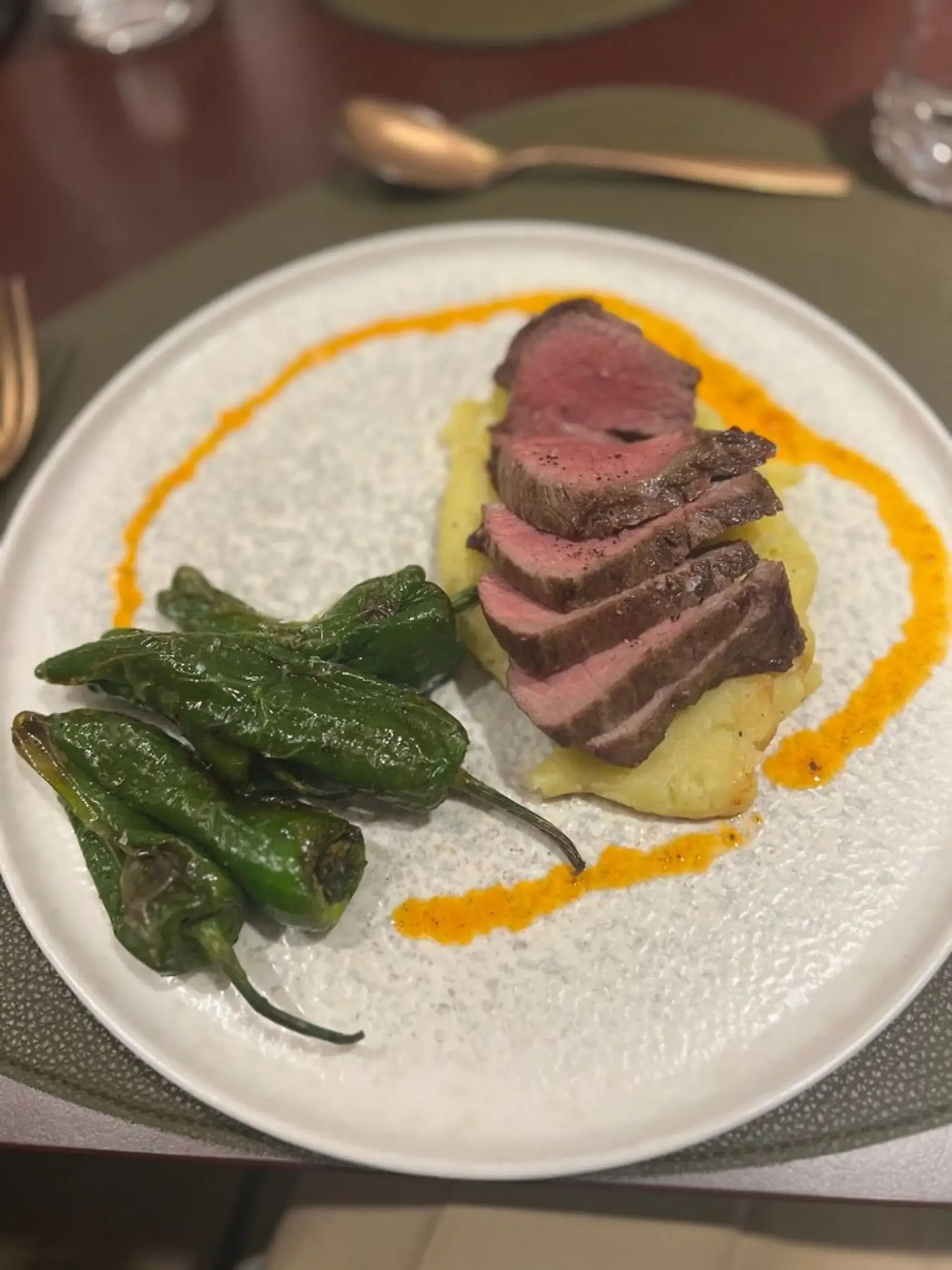 Mėsa iš esmės nevalgoma. Paragavau gabaliuką, likusią palikau. Medium rare kiaul