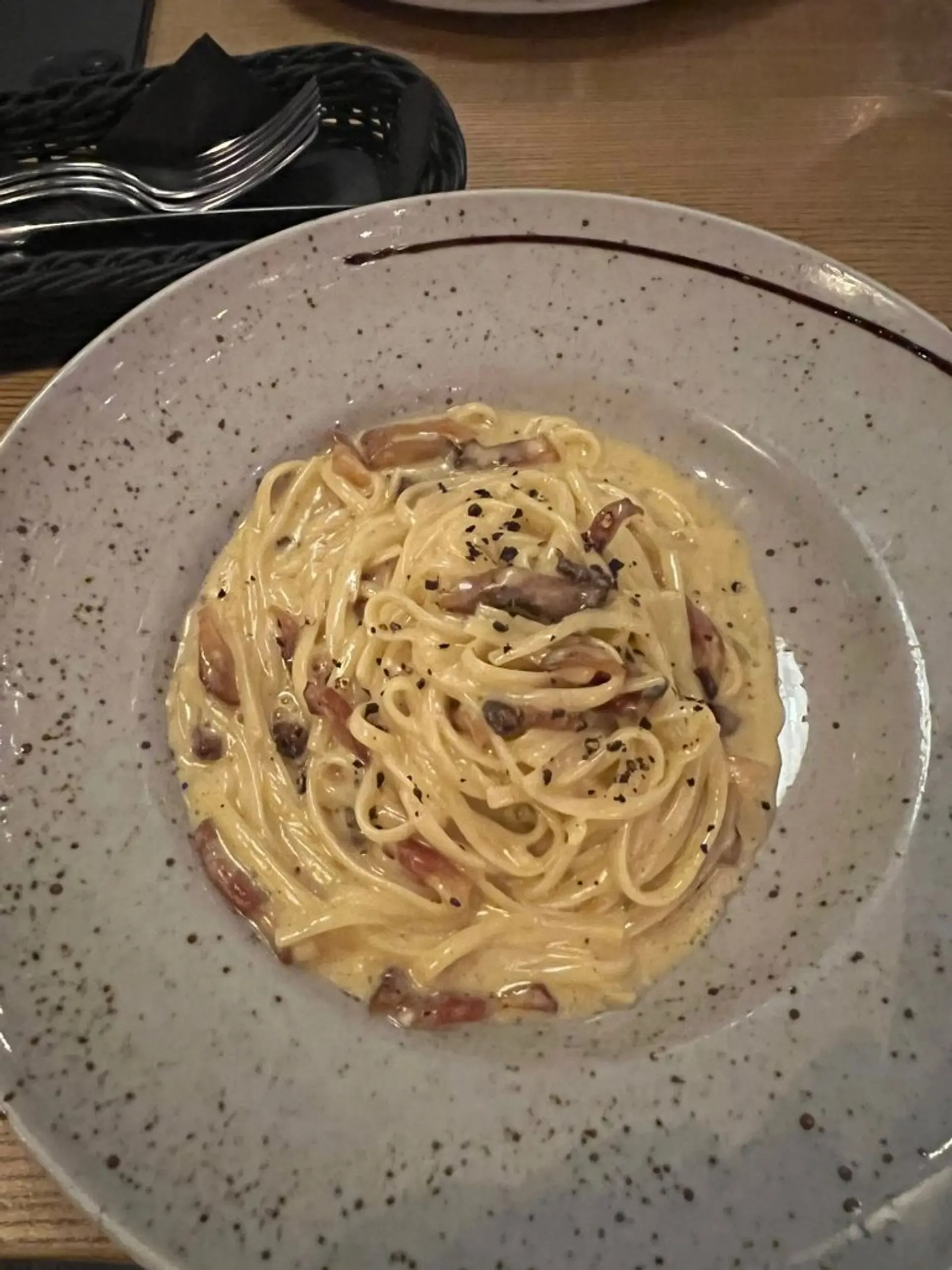 Linguine alla carbonara makaronai buvo neblogi. Šoninė - labai traški, o tas ma