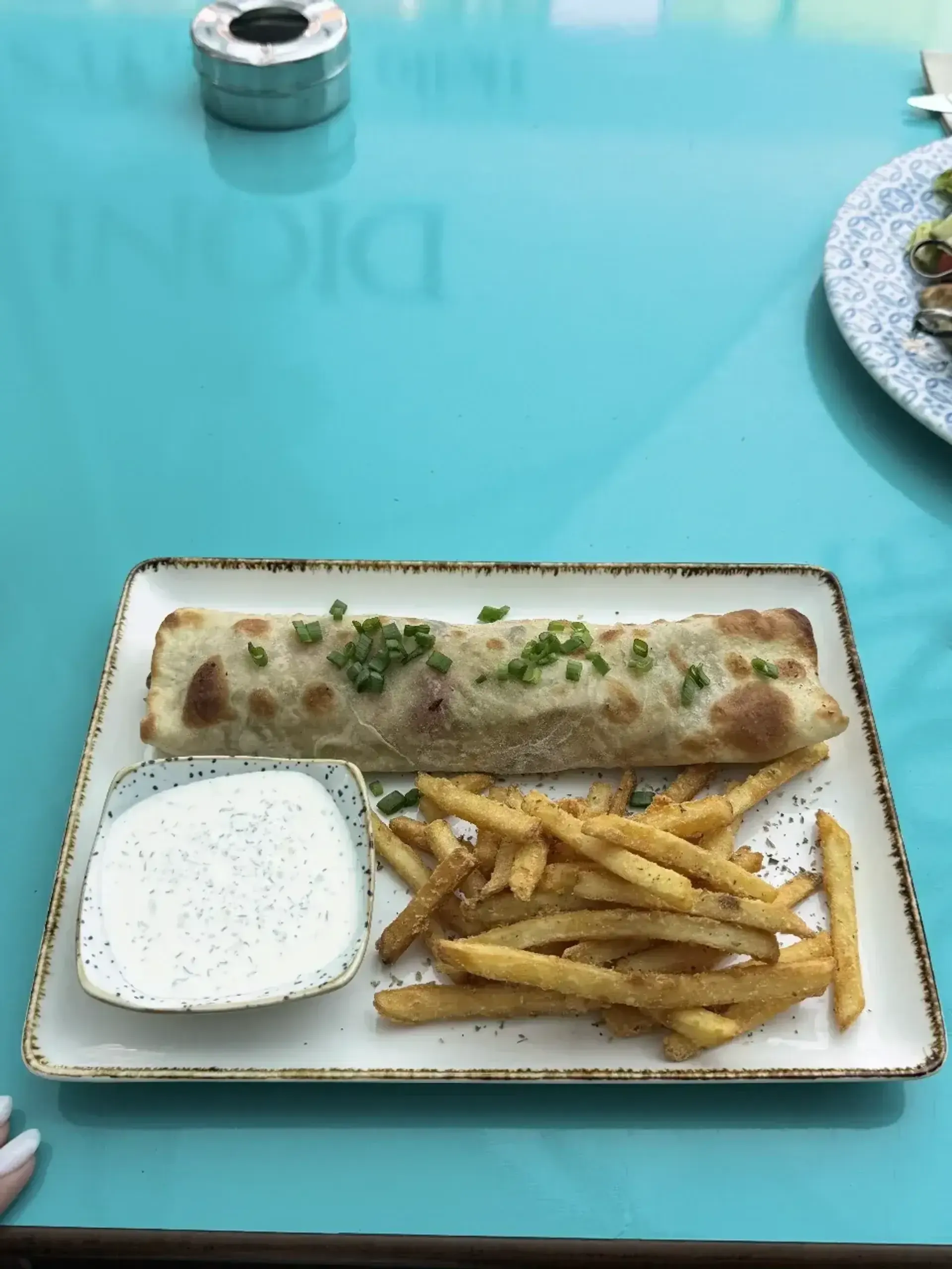 Idomus gyros twistas, siaip sakyciau cia man vienos skaniausiu ragautu Vilniuje.
