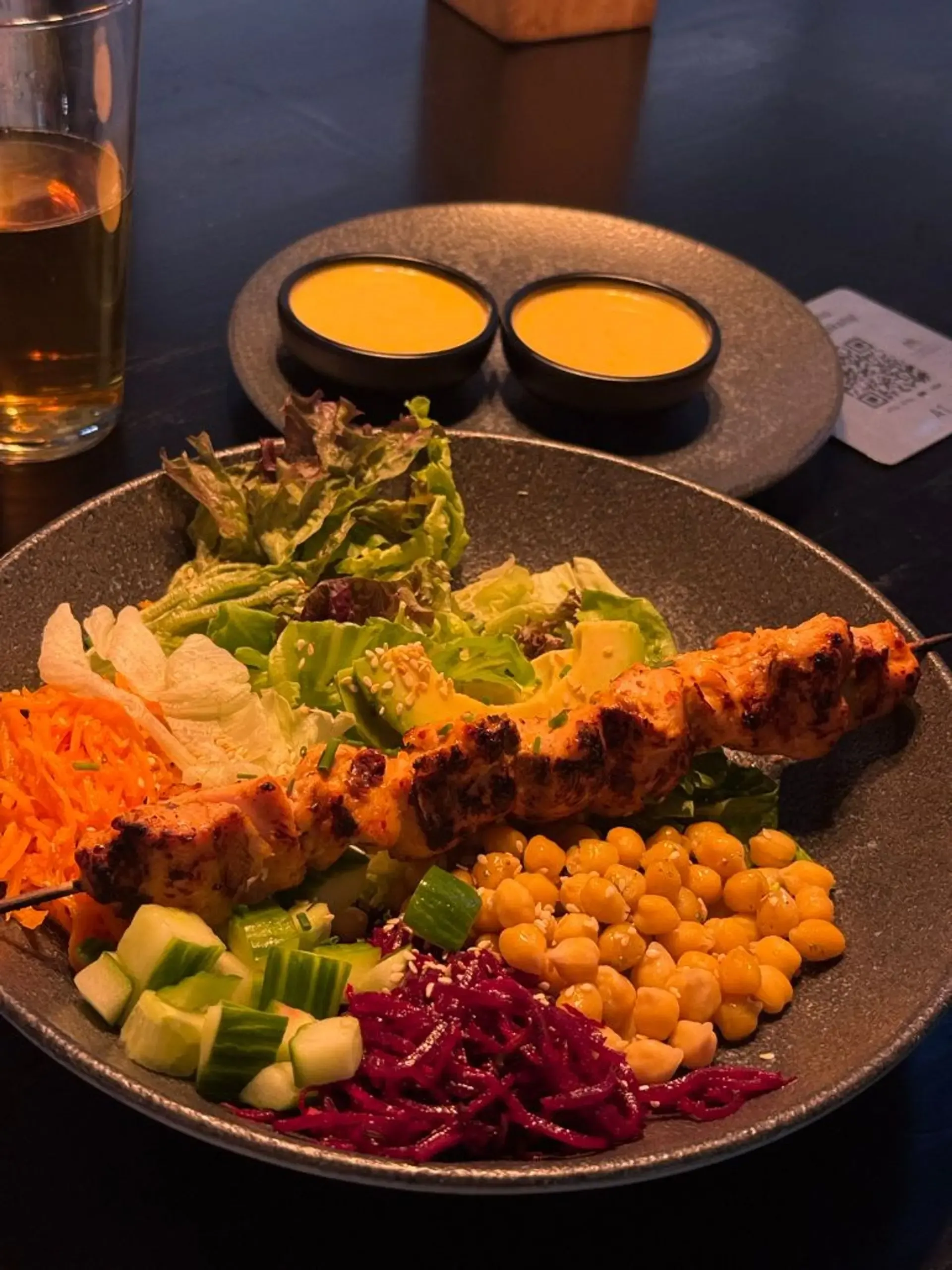 Šviežios salotos + vištienos iešmelis su spanguolėm + mango teryaki padažas. Kai